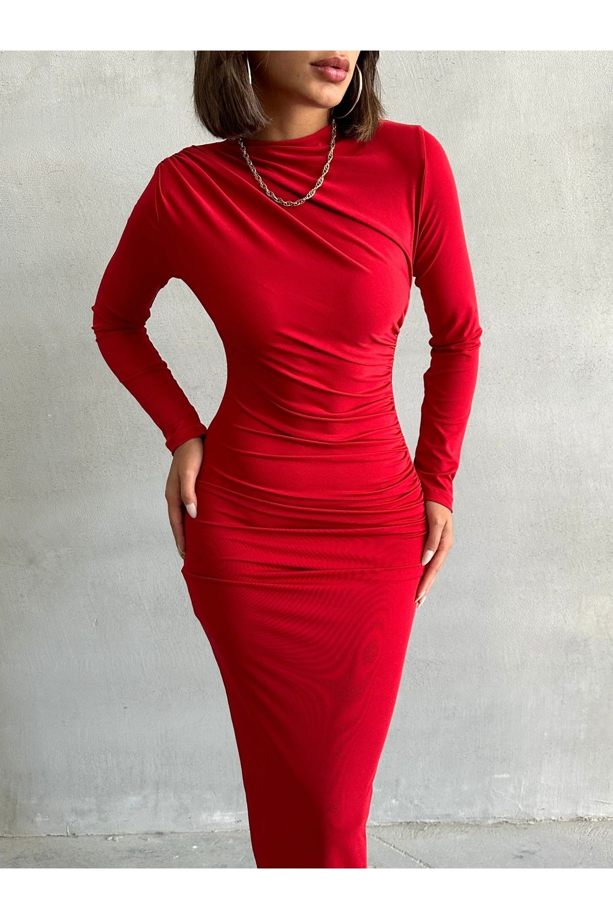 BEJNA Dlouhé červené dámské šaty - s podrobnostmi