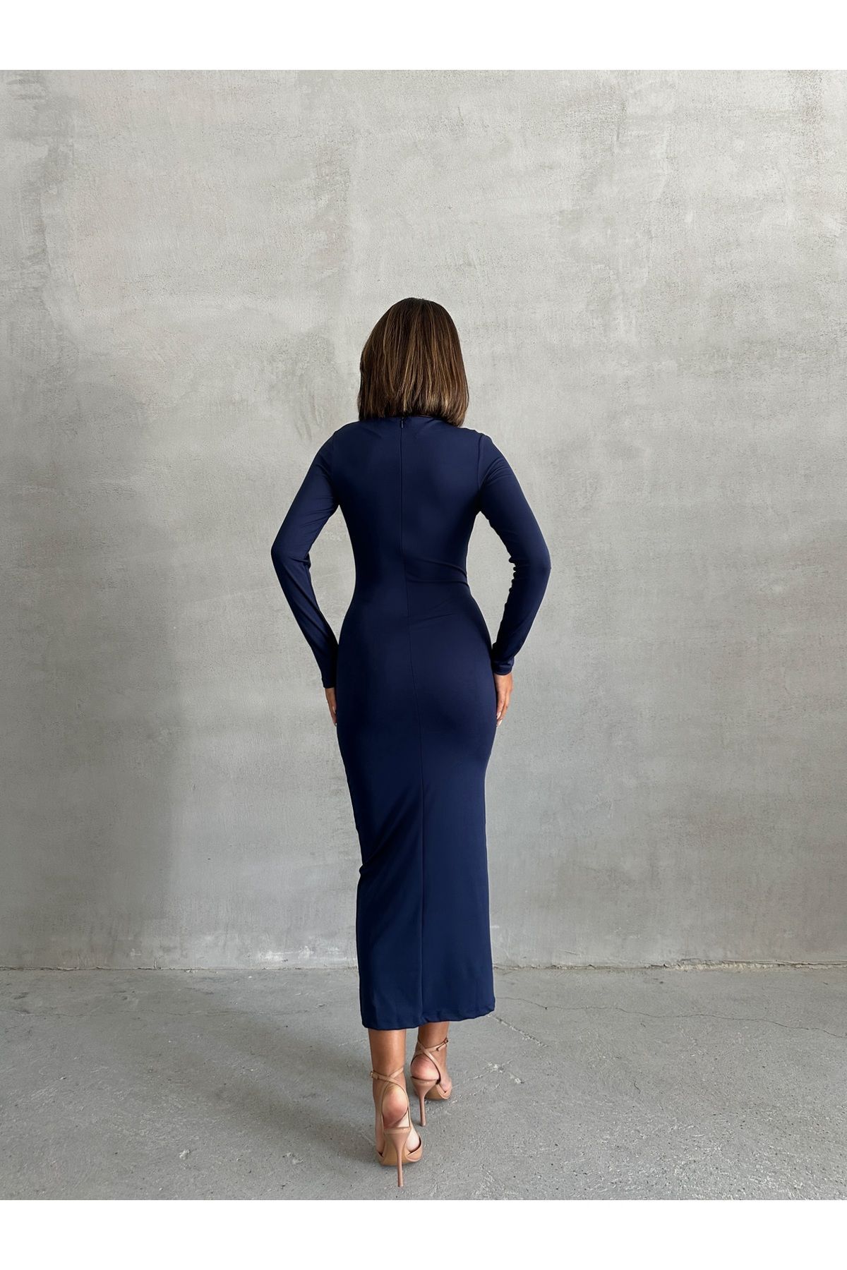 BEJNA-Marineblaues, langes Damenkleid mit drapierten Details 6