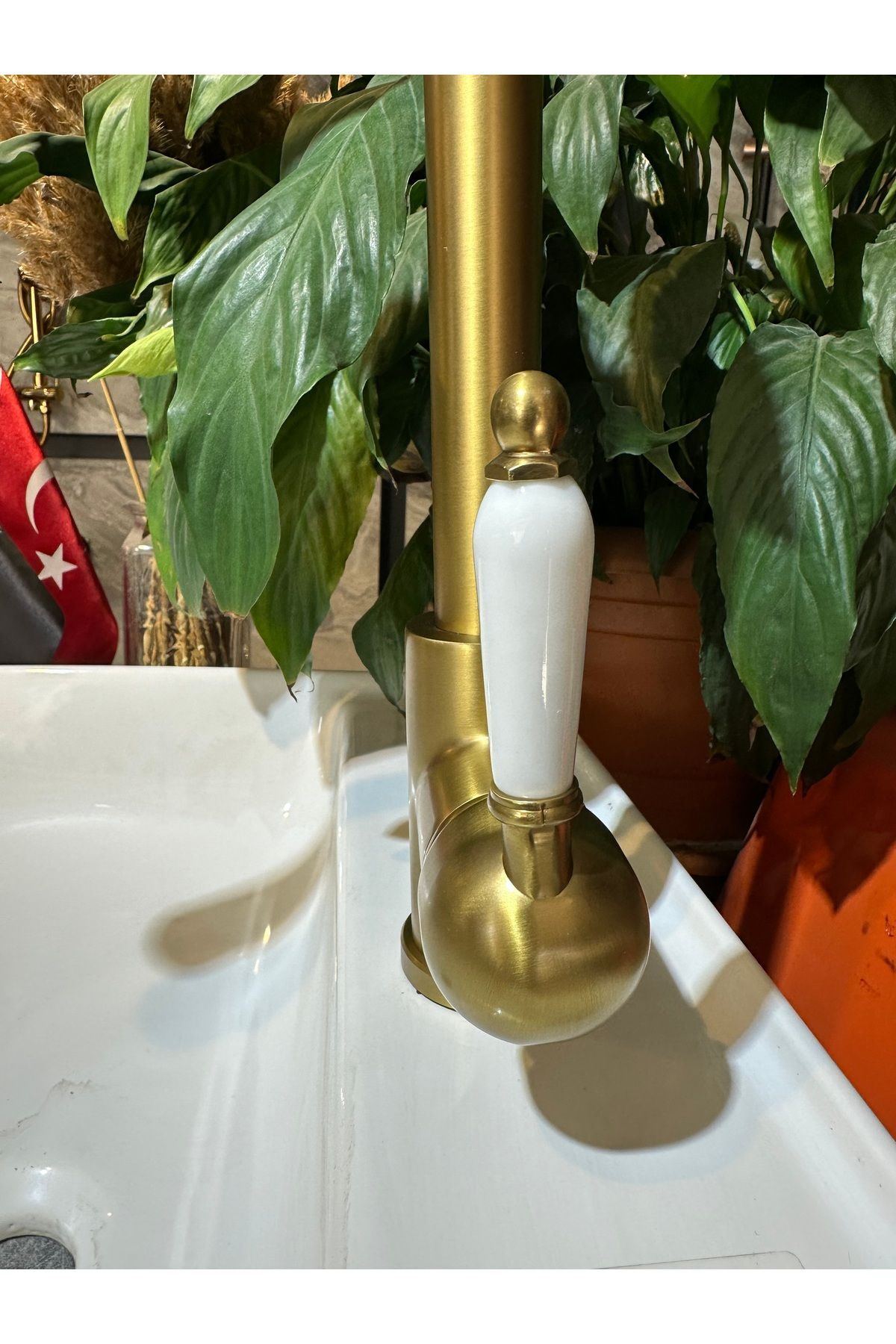 İSAOĞLU YAPI-Matte Gold - Spiral Sink Faucet and Extending System Luminaire 3