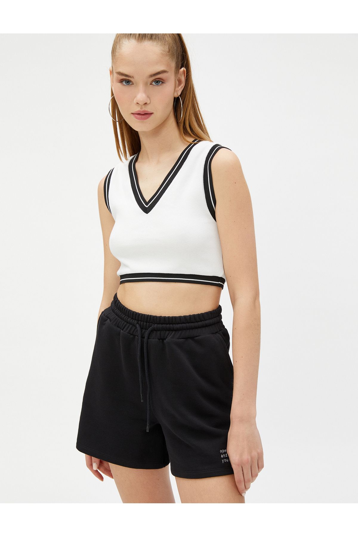 Koton-Crop Tank Top mit V-Ausschnitt und gerippten Streifen 2