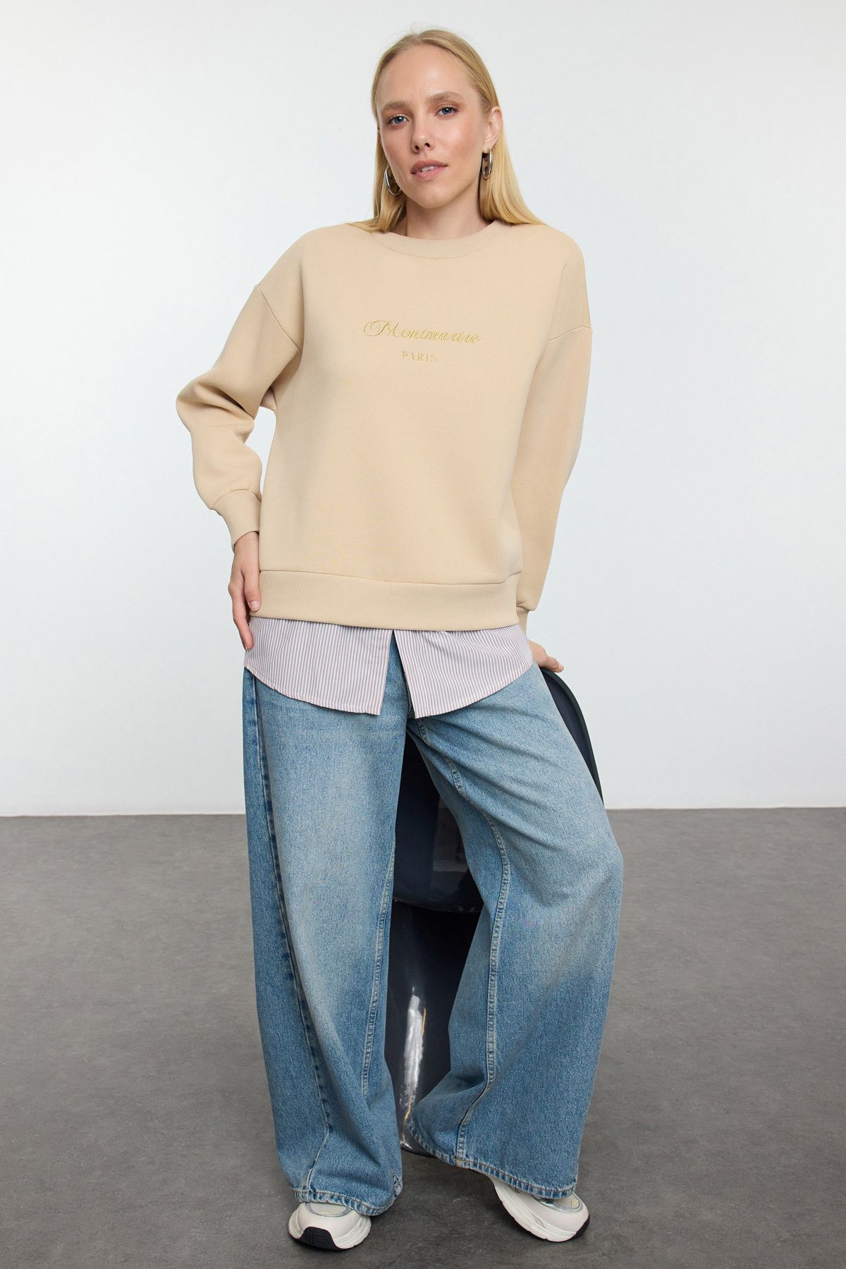 Trendyol Collection-Beigefarbener Slogan-Aufdruck - Sweatshirt mit bequemer Passform und Popeline-Detail Twoaw25sw00027 2