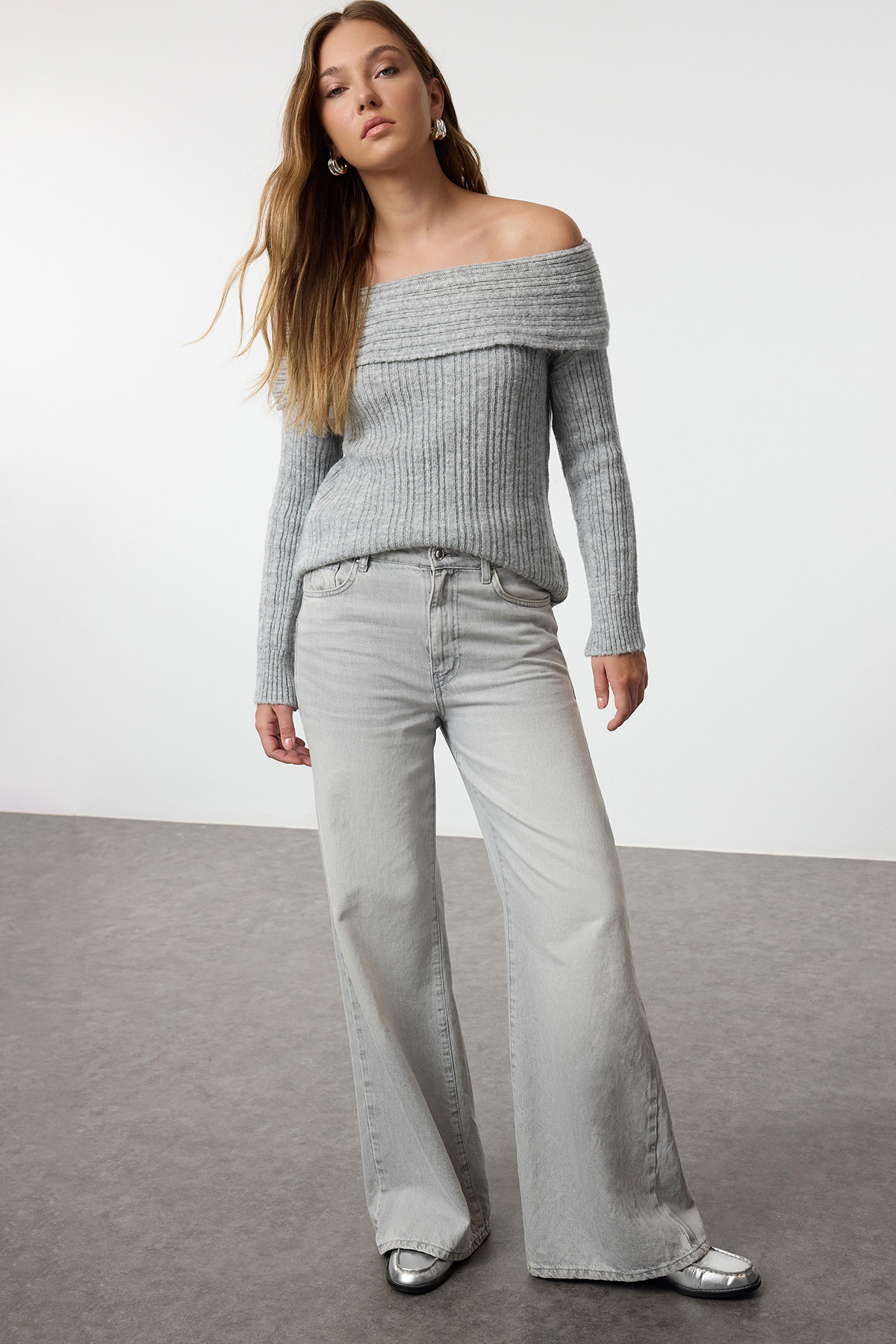 Trendyolmilla  Gri Yumuşak Dokulu Carmen Yaka Triko Kazak TWOAW25KZ00076 - Görsel 2