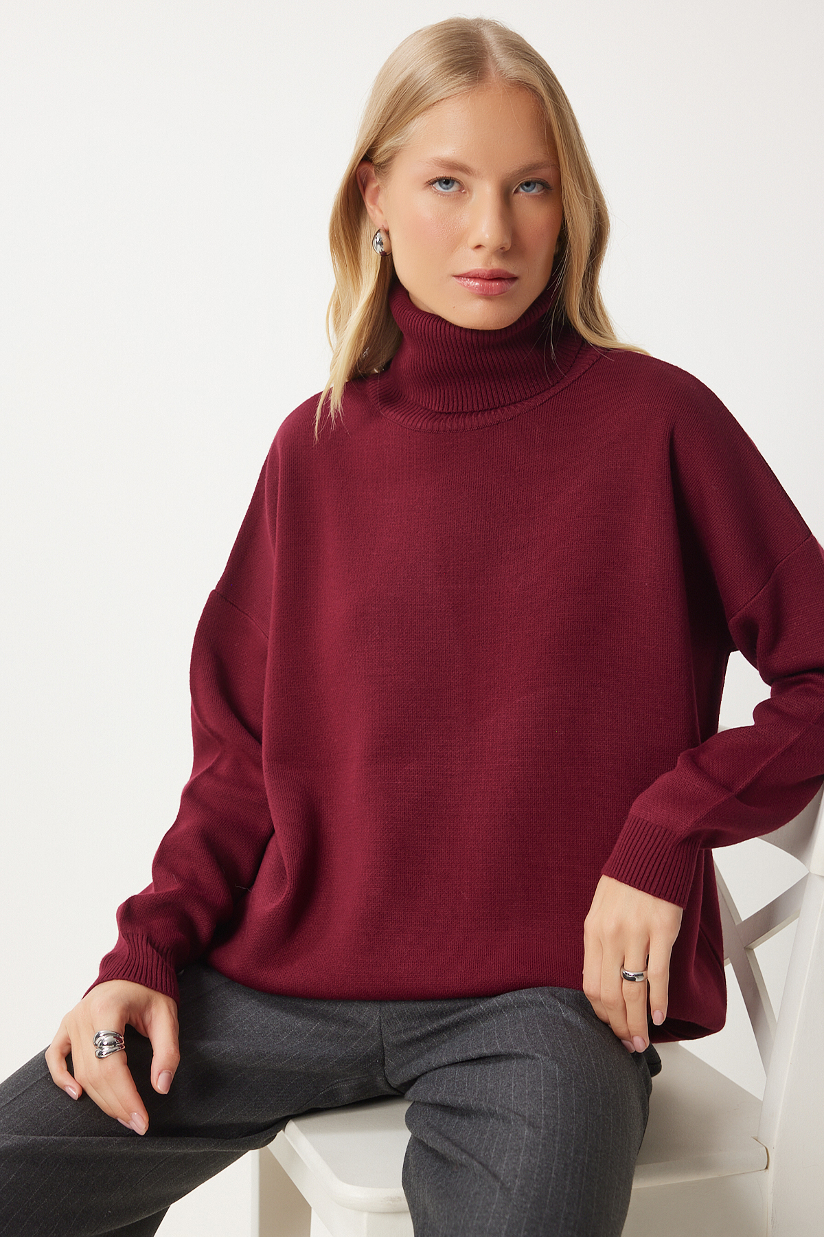 Happiness İstanbul Burgunderfarbener Rollkragenpullover mit übergroßem Strick für Damen – BV00084