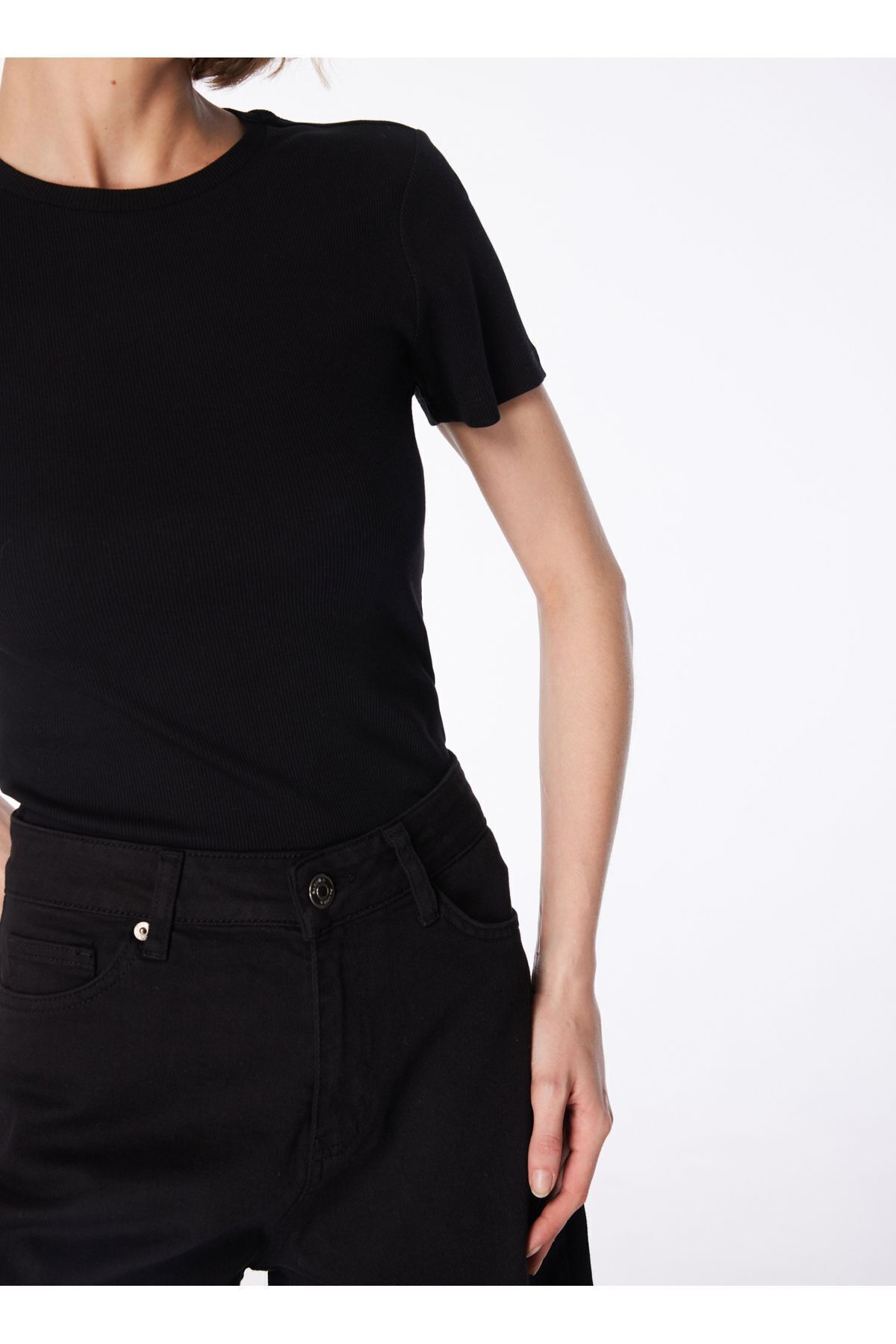 تی‌شرت زنانه یقه گرد ساده مشکی TEO