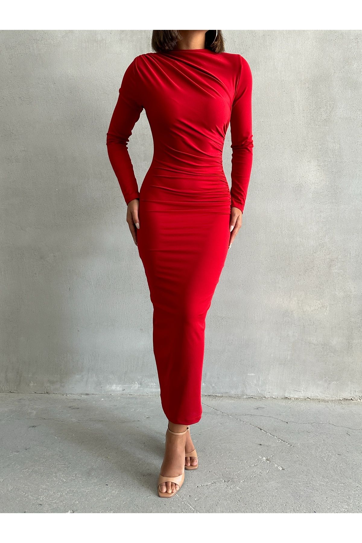 BEJNA Dlouhé červené dámské šaty - s podrobnostmi