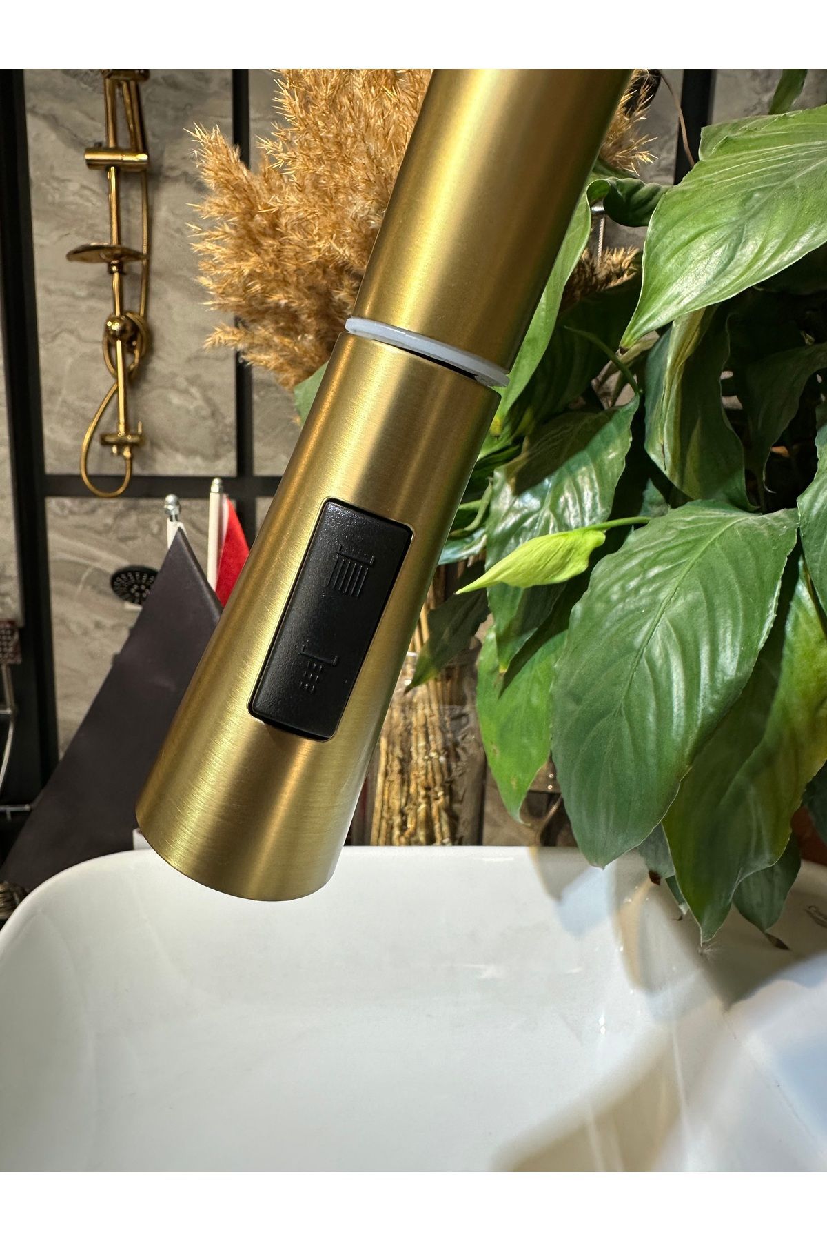 İSAOĞLU YAPI-Matte Gold - Spiral Sink Faucet and Extending System Luminaire 5