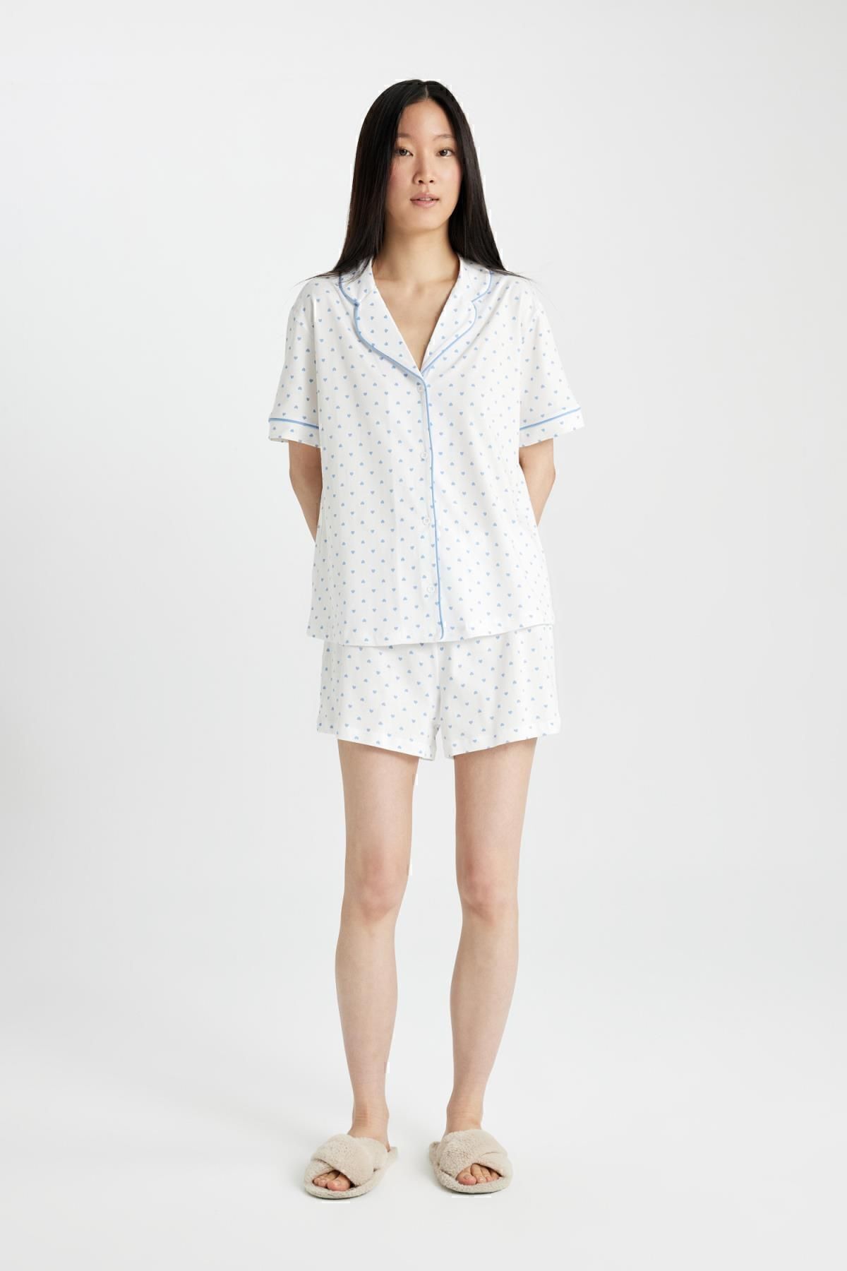 DeFacto-Pyjama-Set zum Verlieben – gemusterte, normale Passform, kurze Ärmel, Ober- und Unterteil mit Shorts D1527ax24sm 2