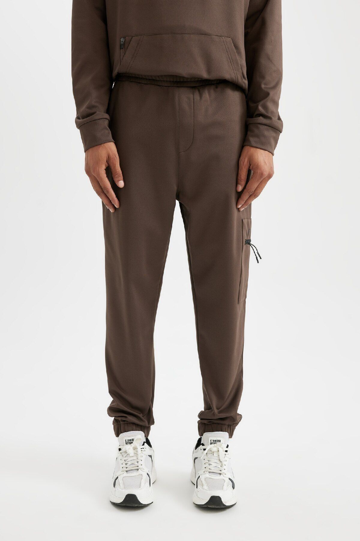 DeFacto-Braune Herren-Jogger-Jogginghose mit normaler Passform, Reißverschlusstasche, Skuba-Tauchstoff, D1952ax24au 4