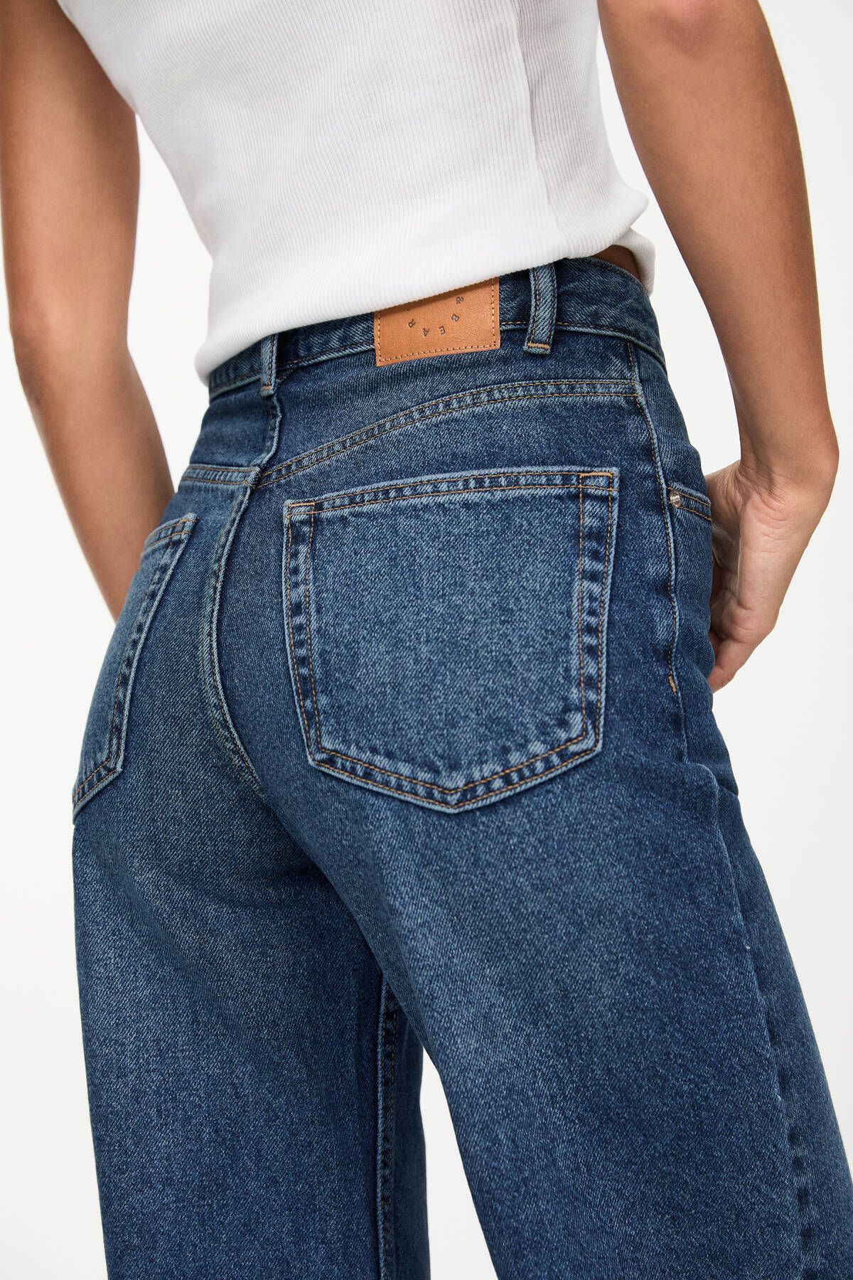 https://cdn.dsmcdn.com/ty1553/product/media/images/ty1553/prod/QC/20240917/16/db03eff0-fbc2-3b4e-b178-152e414ffd35/1_org_zoom.jpg