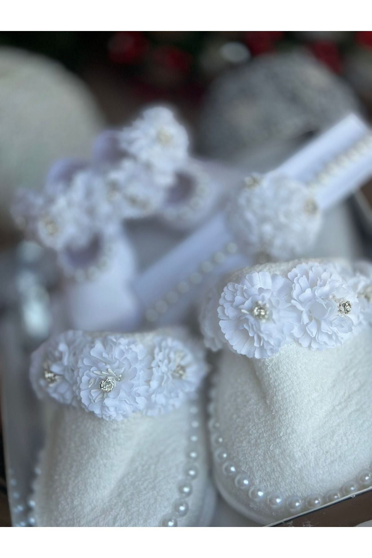 QUEEN AKSESUAR Lüks tasarım 4 lü anne bebek yeni doğan lohusa set taç terlik bandana ayakkabı incili taşlı çiçekli fotoğrafı 6 (önizleme)