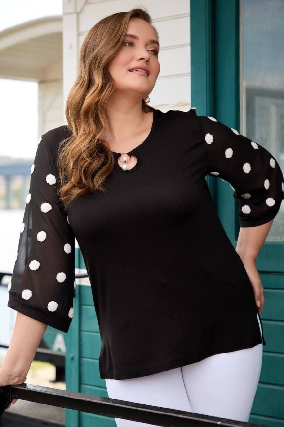 FOR ESRA BIG TREND  Kadın Kabartma Puantiye Desen Yaka Oyuk İnci Aksesuar Geniş Truvakar Tül Kol Esnek Viskon Bluz - Görsel 7