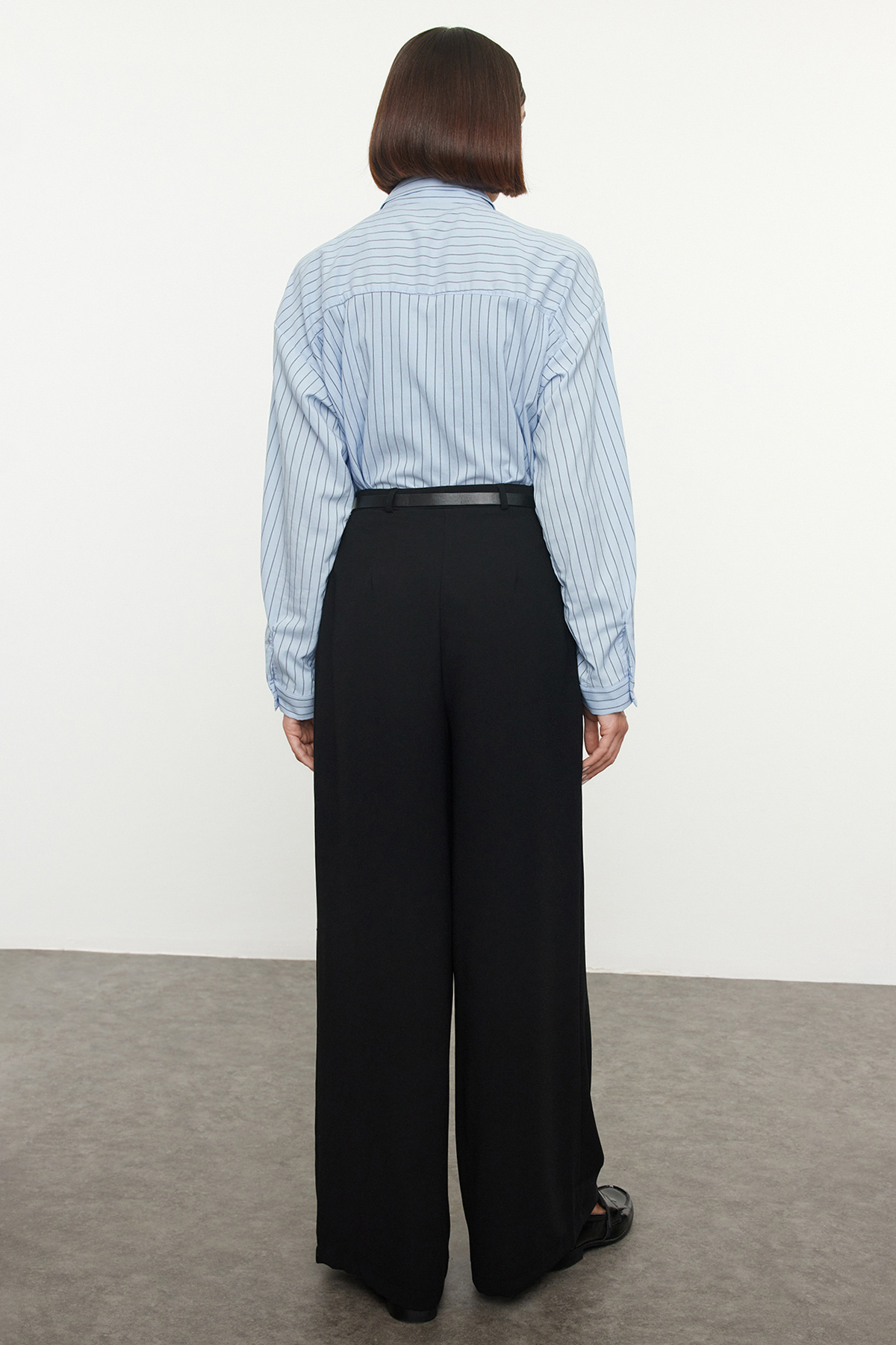 Trendyolmilla  Siyah Kemerli Pilili Wide Leg/Extra Geniş Paça Dokuma Palazzo Pantolon TWOAW25PL00032 - Görsel 5