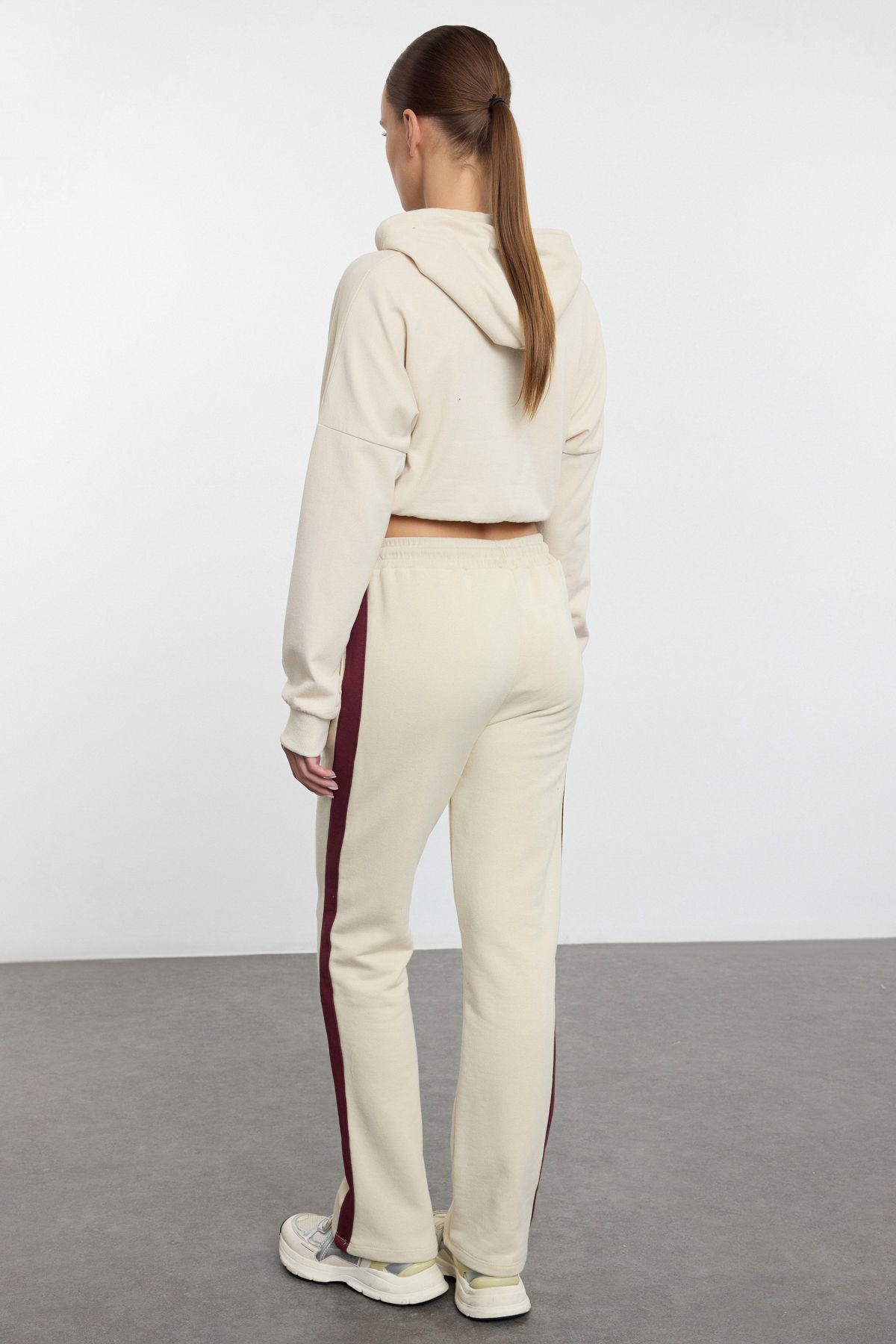 Trendyol Collection-Stone Color Block Slogan Tištěný rovný střih Pletené tepláky Kalhoty TWOAW25EA00039 5