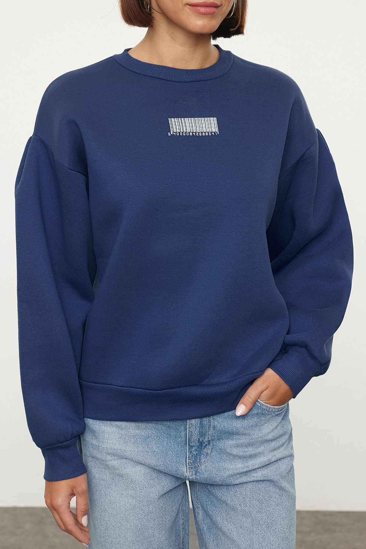 Trendyol Collection-Fleece-Sweatshirt mit Ballonärmeln in Indigoblau – Minimaler Druck, dicke Innenseite TWOAW22sw1864 3