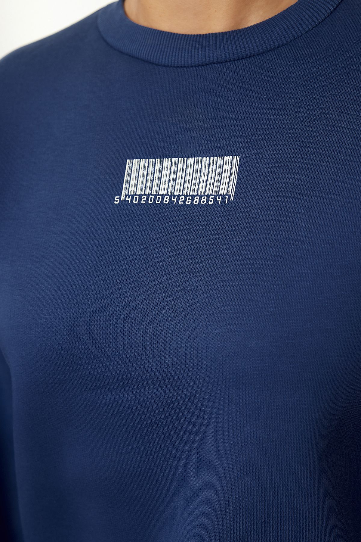 Trendyol Collection-Fleece-Sweatshirt mit Ballonärmeln in Indigoblau – Minimaler Druck, dicke Innenseite TWOAW22sw1864 4