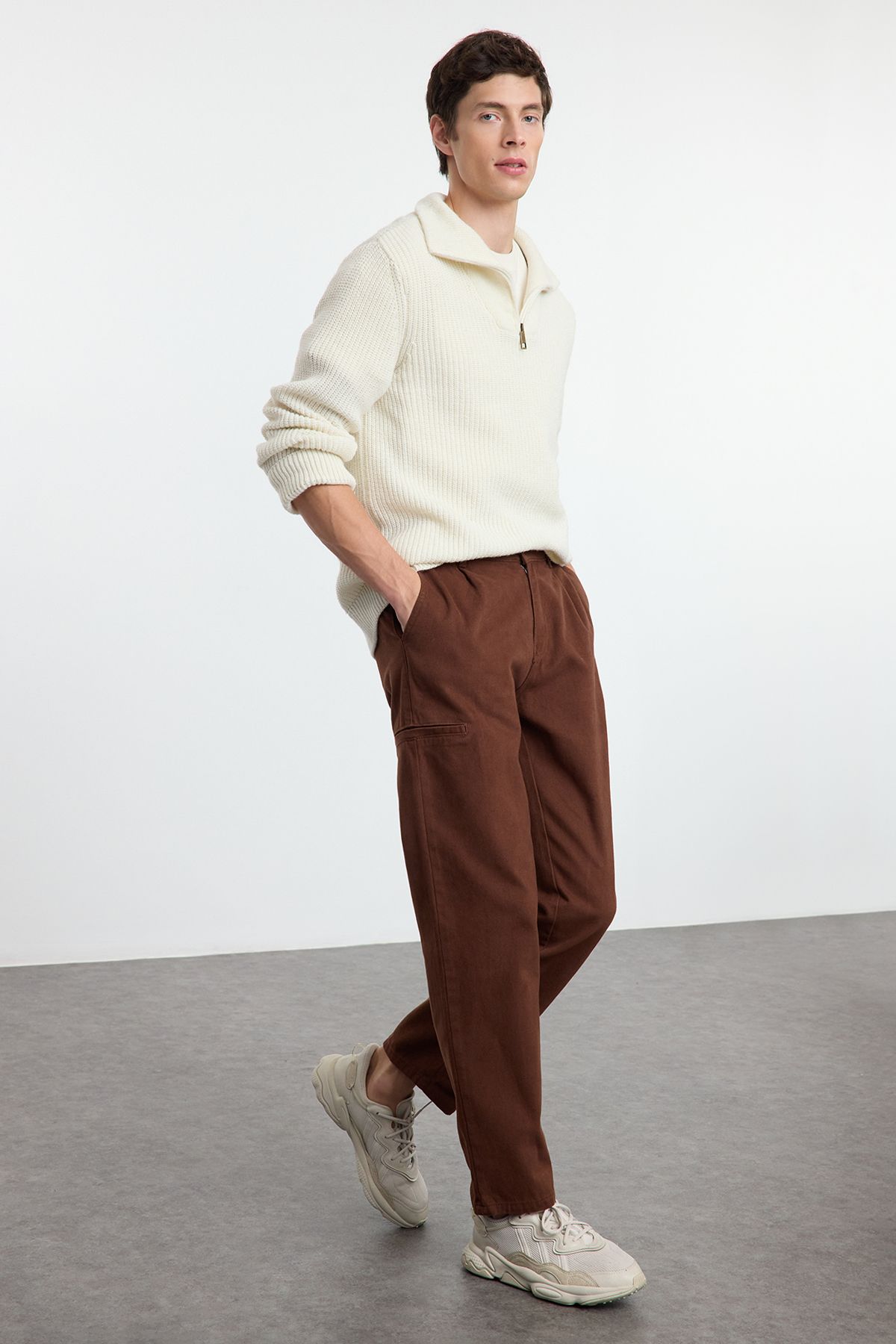 Trendyol Collection-Καφέ παντελόνι Gabardine - 100% βαμβάκι, πλισέ και τσέπες Cargo TMNAW25PL00006 5