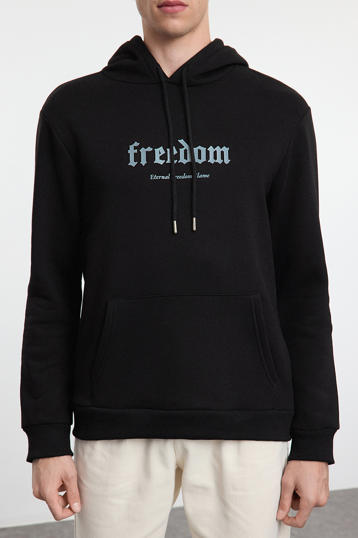 Trendyolmilla Man Siyah Regular/Normal Kesim Kabarık Yazı Baskılı Kapüşonlu Sweatshirt TMNAW25SW00105