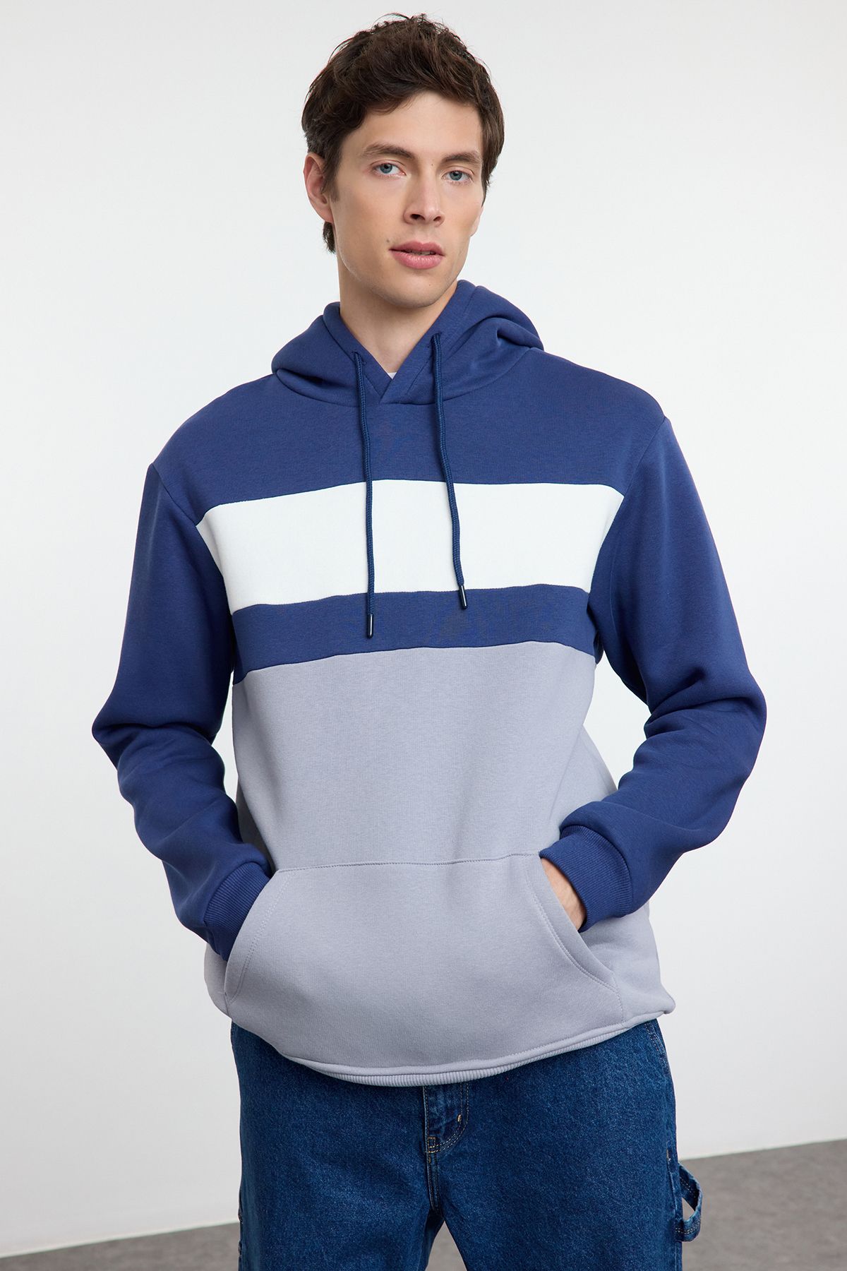 Trendyol Collection Granatowa Bluza Z Kapturem Regular/normal Cut Z Polaru W Blokach Kolorów Tmnaw25sw00017 Mężczyzna - M