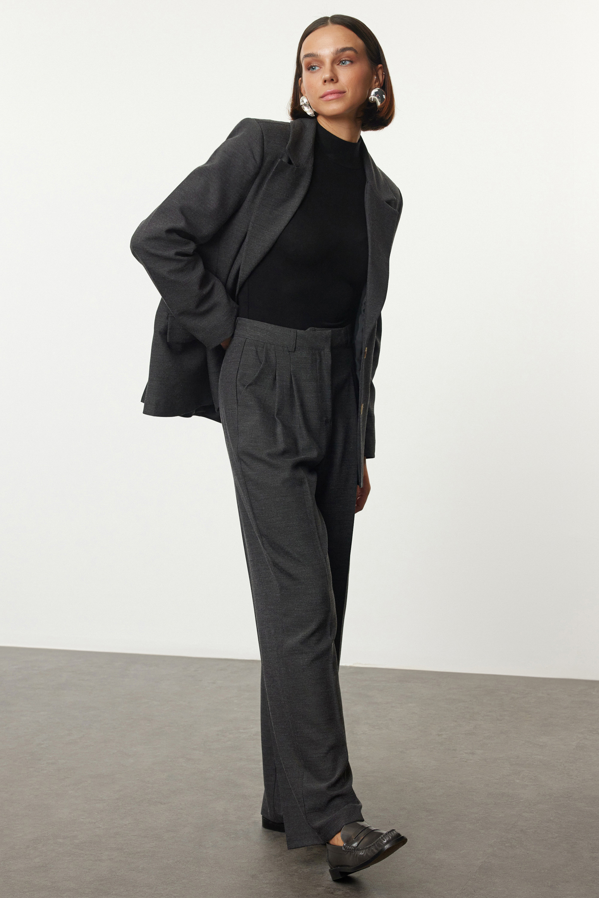 Trendyolmilla  Siyah Straight/Düz Kesim Pilili Kumaş Dokuma Pantolon TWOAW23PL00401 - Görsel 2