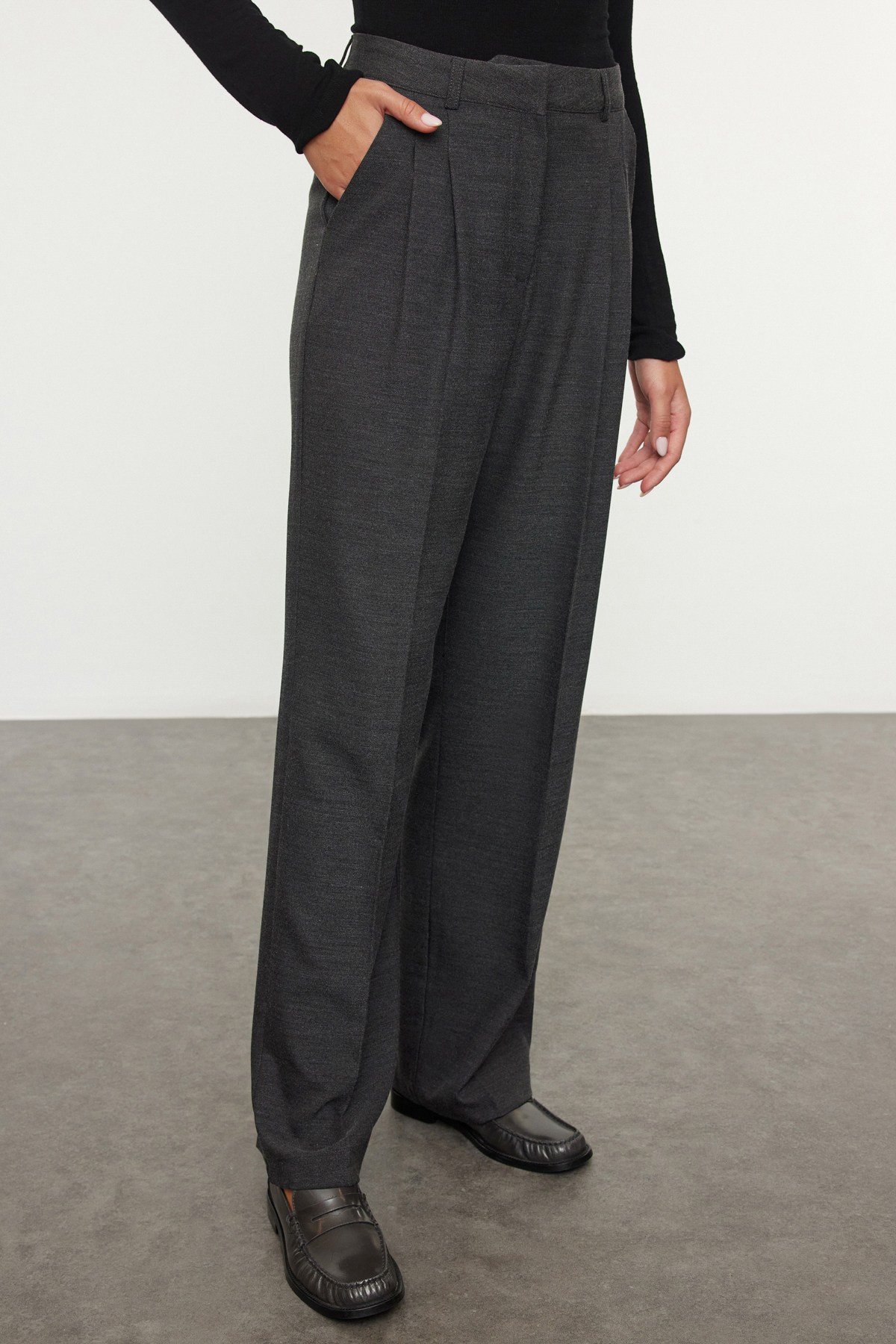 Trendyolmilla  Siyah Straight/Düz Kesim Pilili Kumaş Dokuma Pantolon TWOAW23PL00401 - Görsel 4