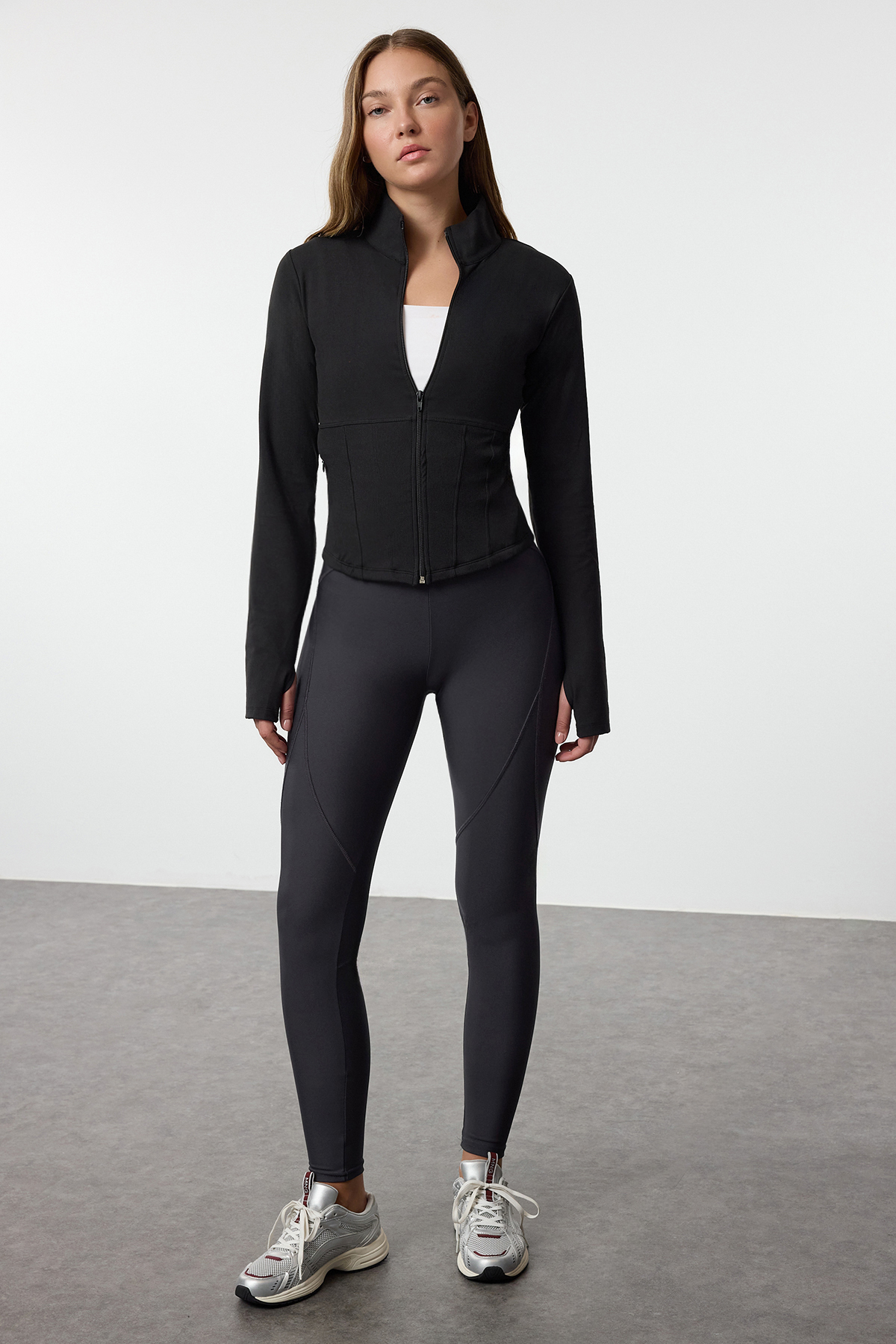 Trendyol Collection Černá kartáčovaná měkká tkanina s otvorem pro palec Pletená sportovní bunda/mikina THMAW25SK00001