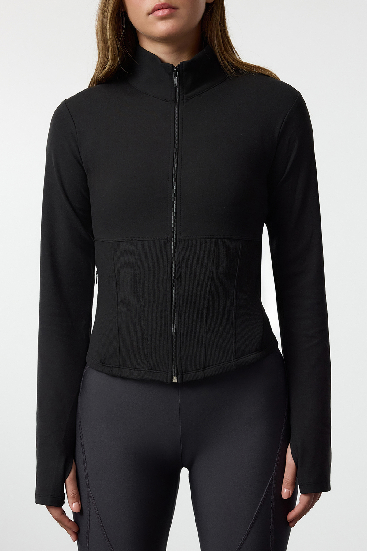 Trendyol Collection Černá kartáčovaná měkká tkanina s otvorem pro palec Pletená sportovní bunda/mikina THMAW25SK00001