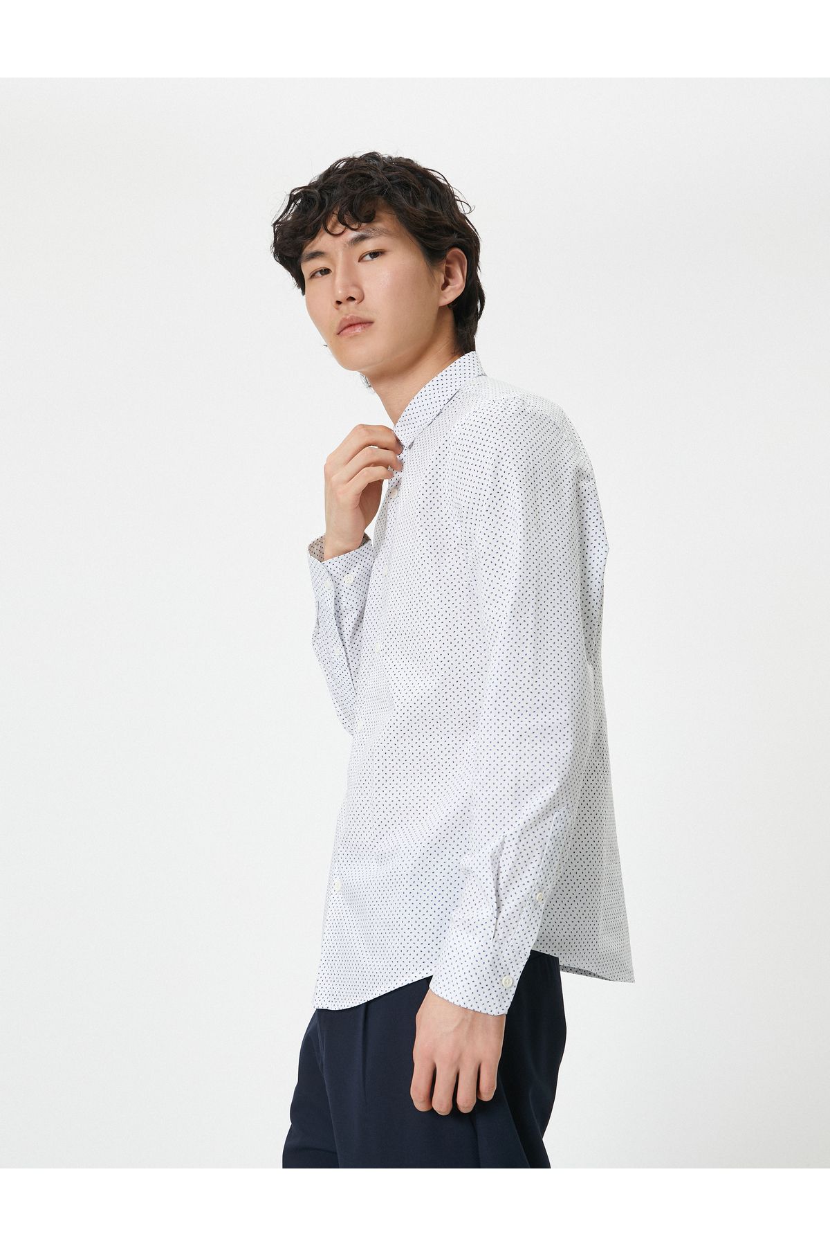 پیراهن باریک یقه ایتالیایی نیمه دکمه دار نخی