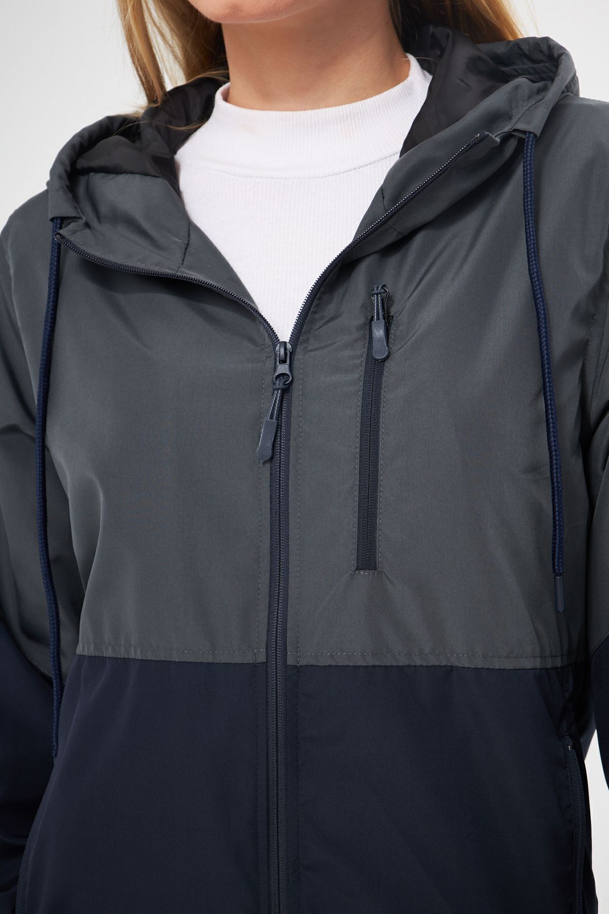 river green  Kadın Antrasit-lacivert Iki Renk Astarlı Rüzgar Geçirmez Kapüşonlu Cepli Yağmurluk - Görsel 3