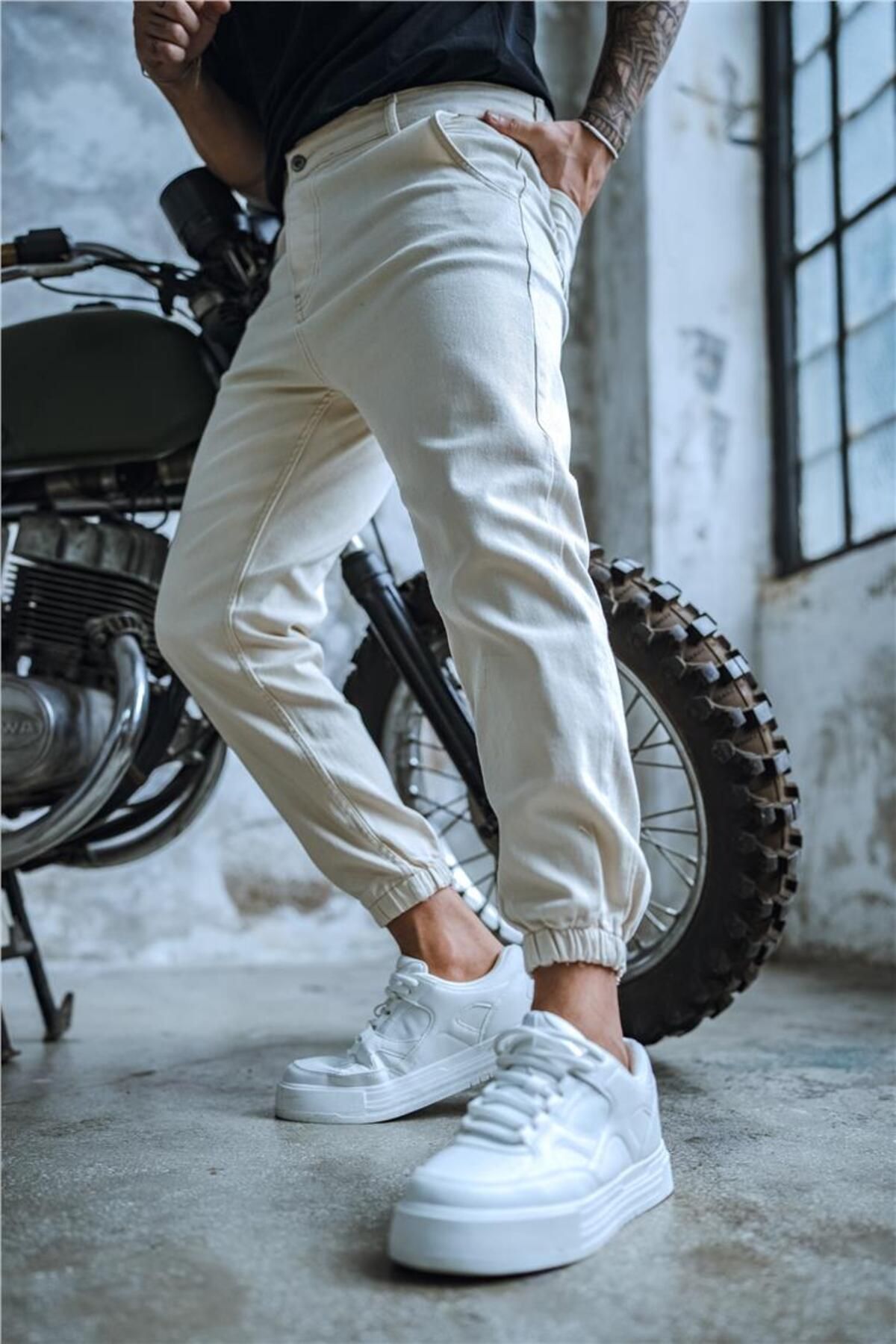 White joggers outfit men best sale