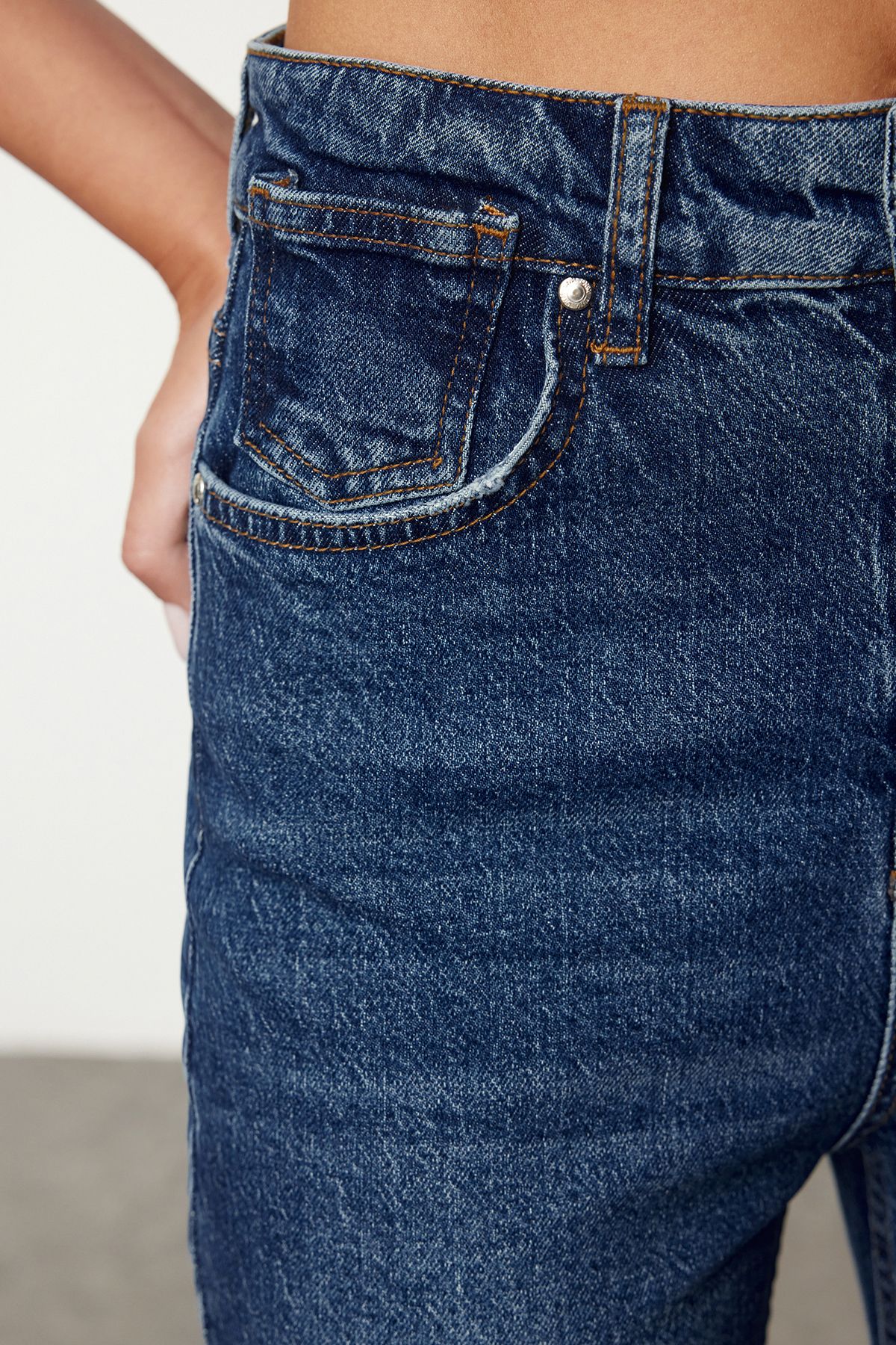 Trendyol Collection-Blugi Mom Blue cu talie înaltă - Confort TWOAW25JE00172 4