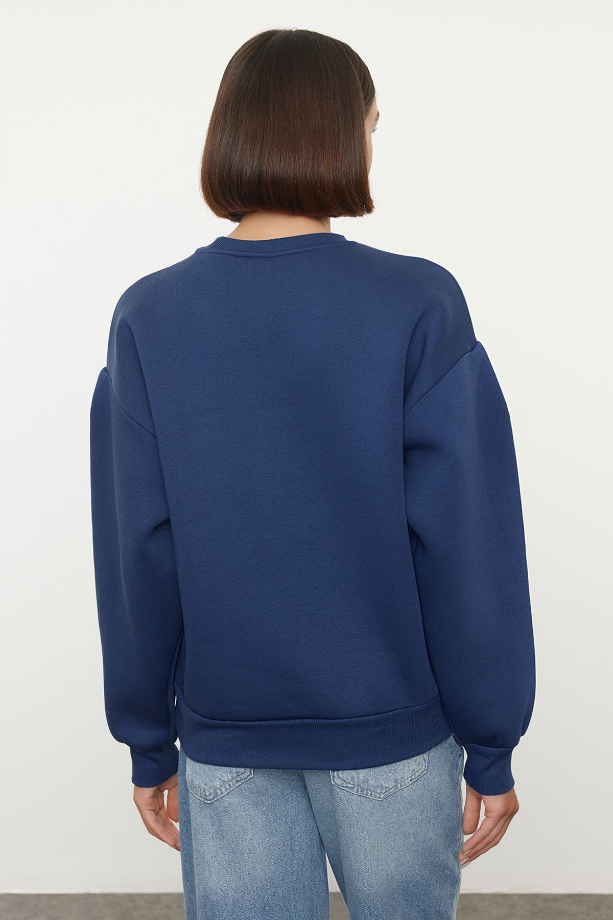 Trendyol Collection-Fleece-Sweatshirt mit Ballonärmeln in Indigoblau – Minimaler Druck, dicke Innenseite TWOAW22sw1864 5