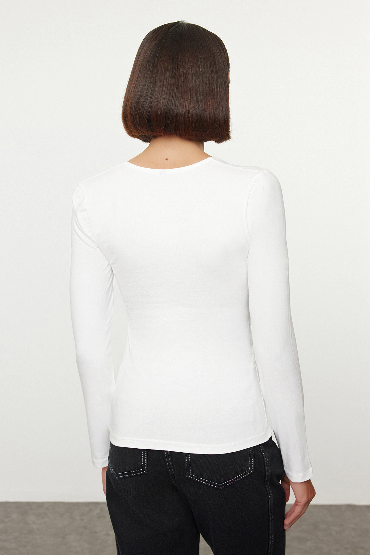 Trendyol Collection-Pletená halenka Ecru Slim Fit – srdíčkový límec, stahovací šňůrka a detail příslušenství, běžná velikost Twoaw25bz00199 5