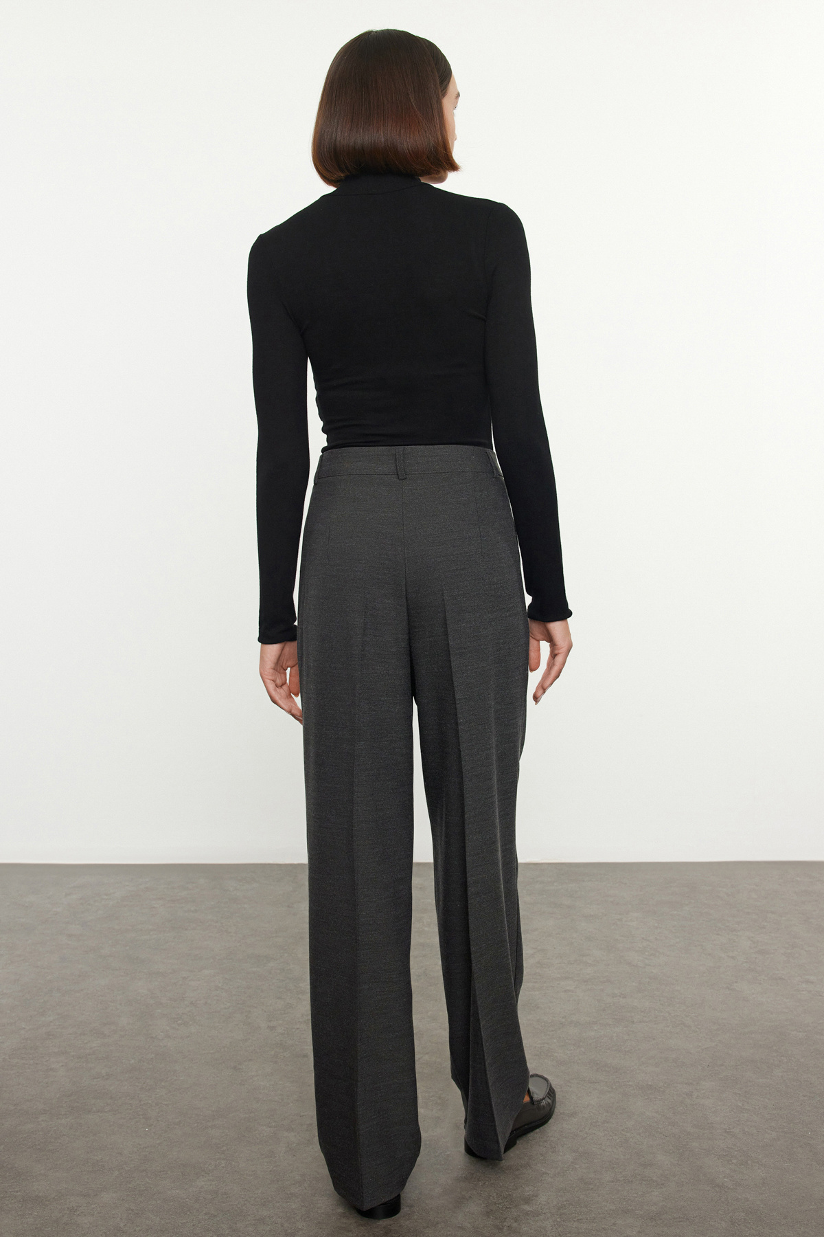 Trendyolmilla  Siyah Straight/Düz Kesim Pilili Kumaş Dokuma Pantolon TWOAW23PL00401 - Görsel 6