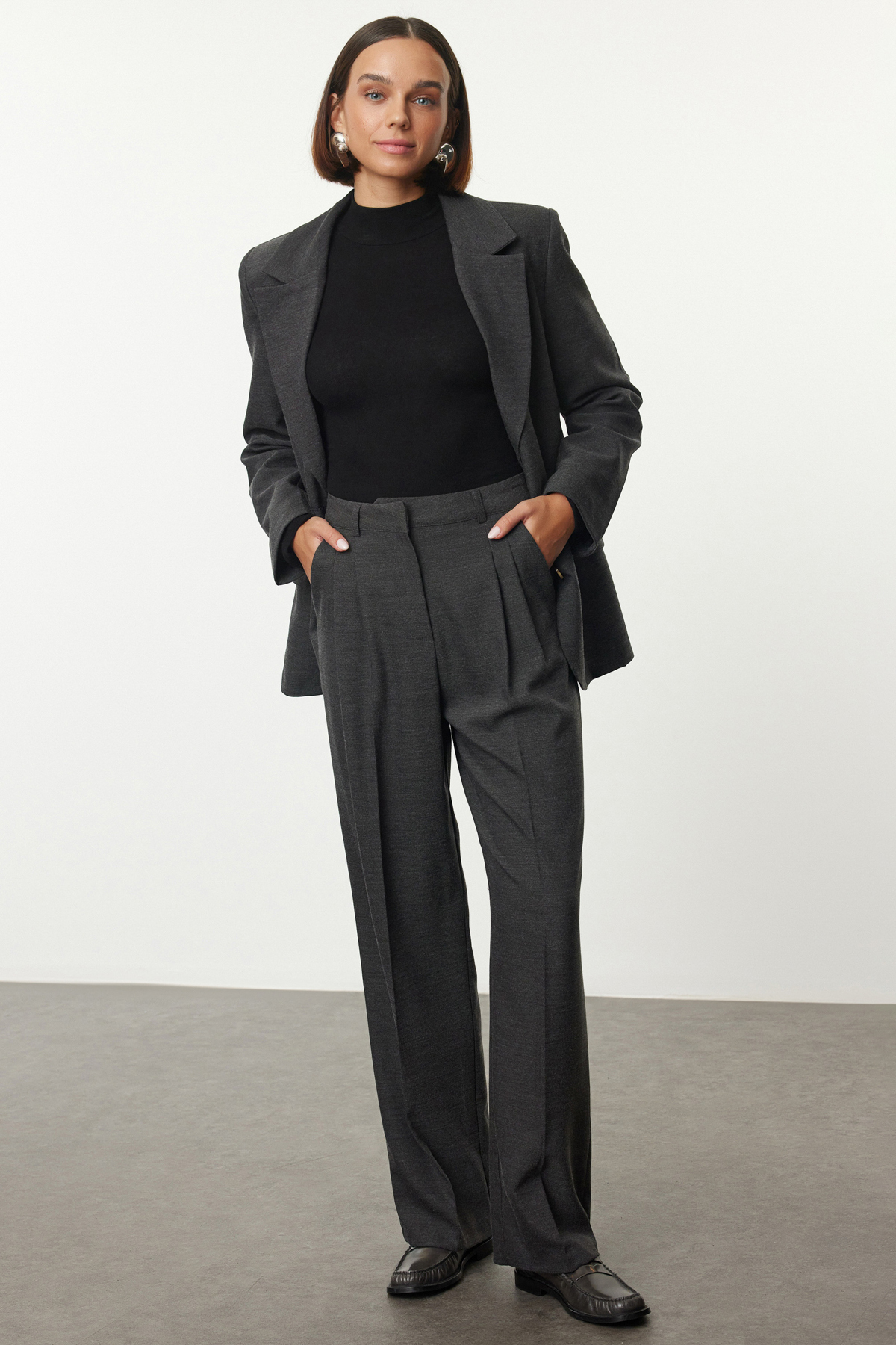 Trendyolmilla  Siyah Straight/Düz Kesim Pilili Kumaş Dokuma Pantolon TWOAW23PL00401 - Görsel 3