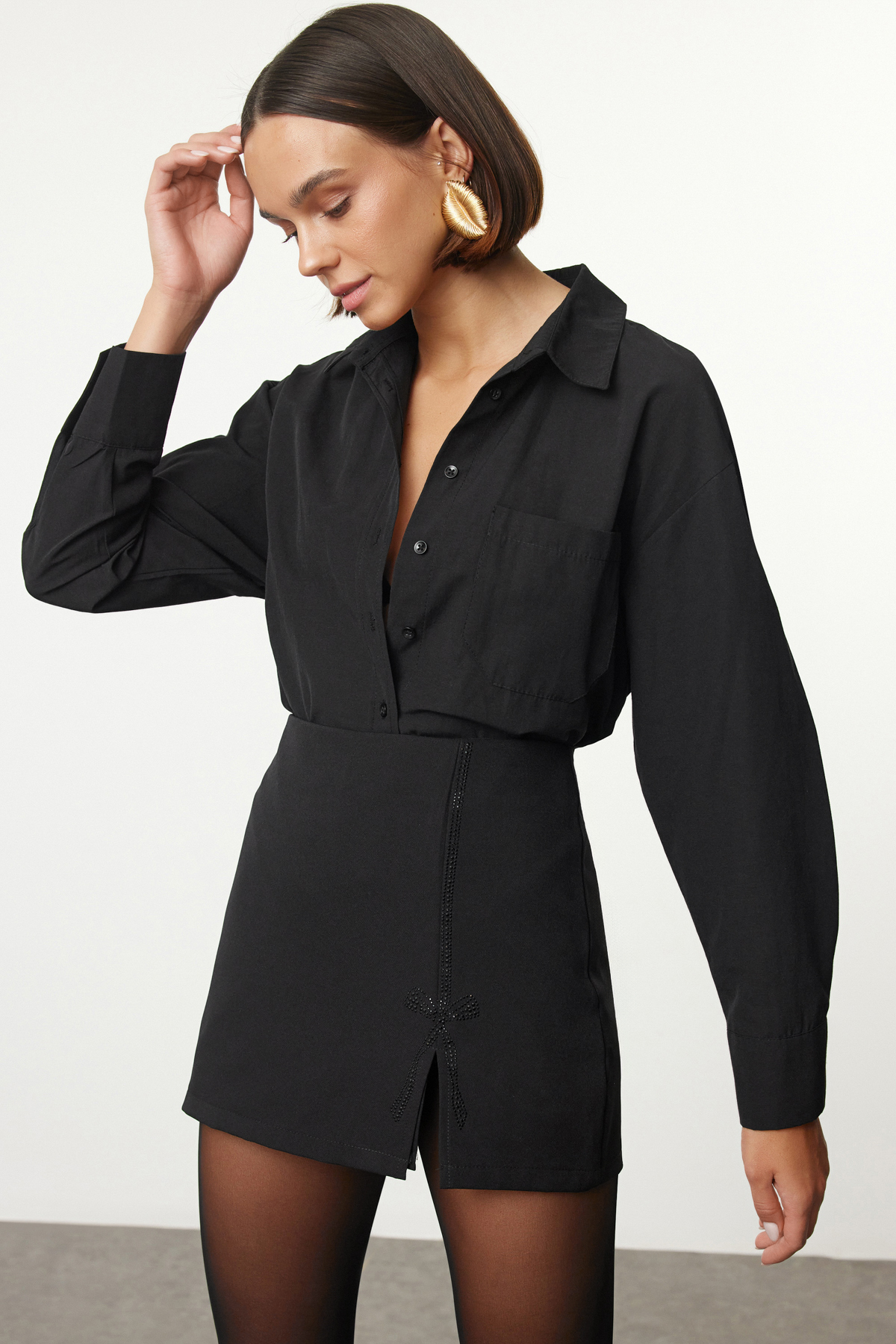 Trendyol Collection Fekete elülső kő részlet rövidnadrág szőtt szoknya TWOAW25SR00040