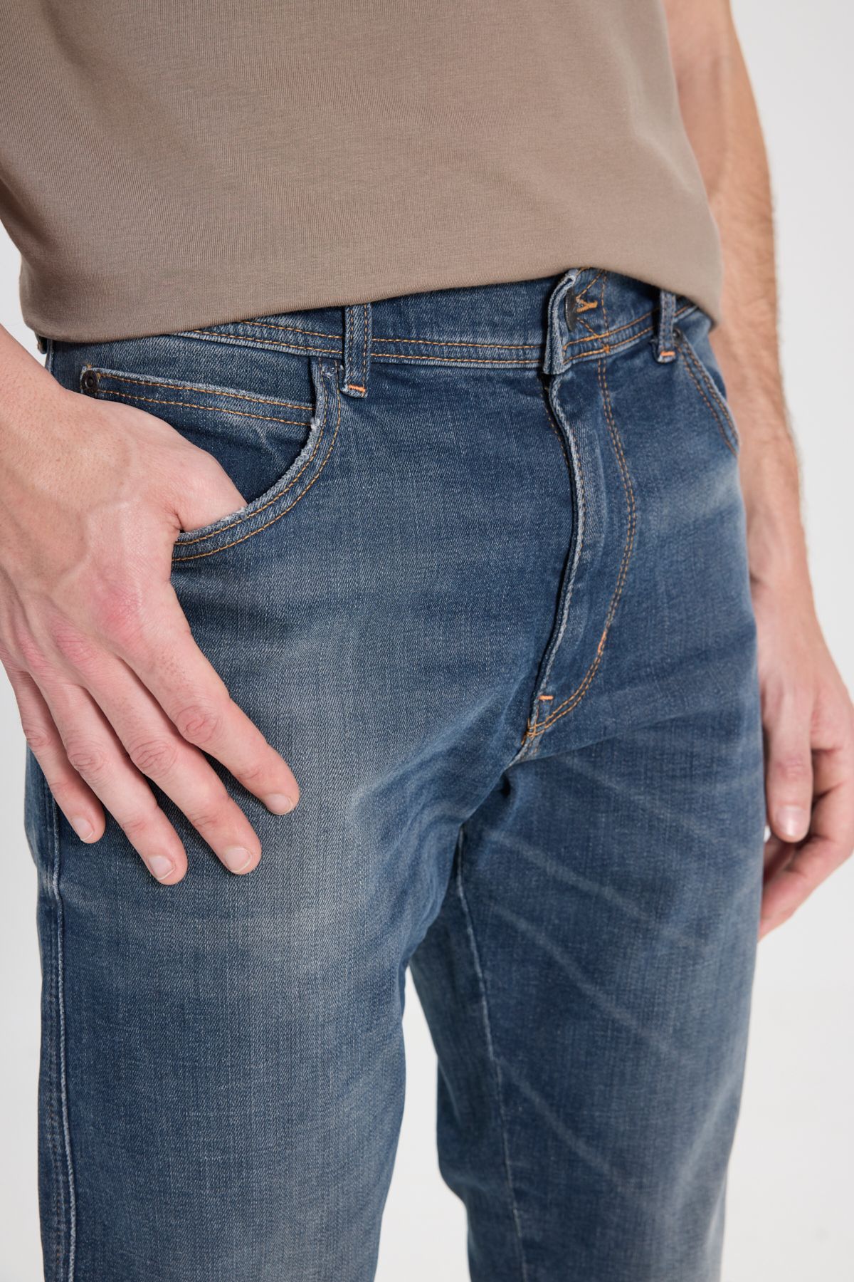 شلوار جین آبی مردانه LARSTON SLIM FIT BRAT BARD کمر کم باریک و انعطاف پذیر Wrangler