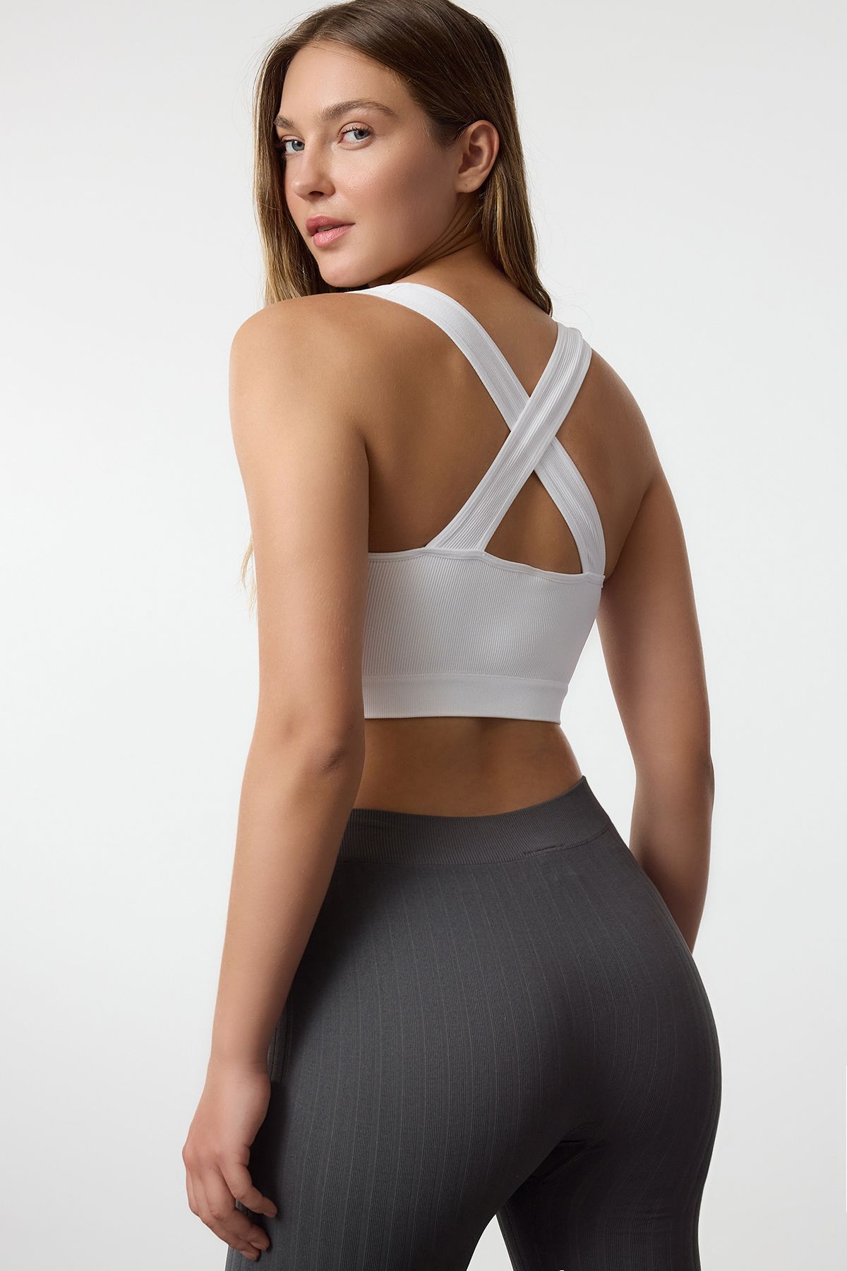 Trendyol Collection Lekki I Modelujący Bezszwowy Biustonosz Sportowy Z Dzianiny - Biały Kobieta - XS/S