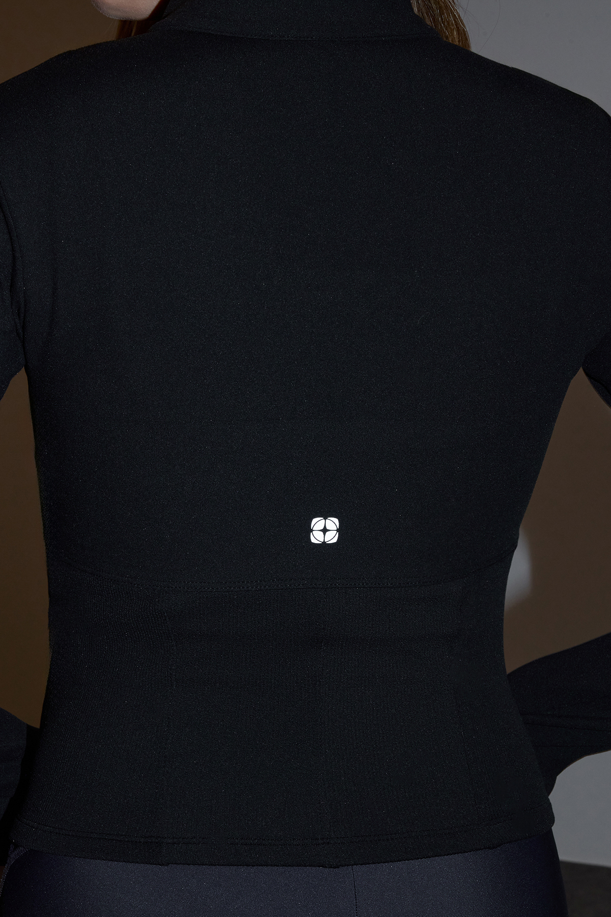 Trendyol Collection Černá kartáčovaná měkká tkanina s otvorem pro palec Pletená sportovní bunda/mikina THMAW25SK00001