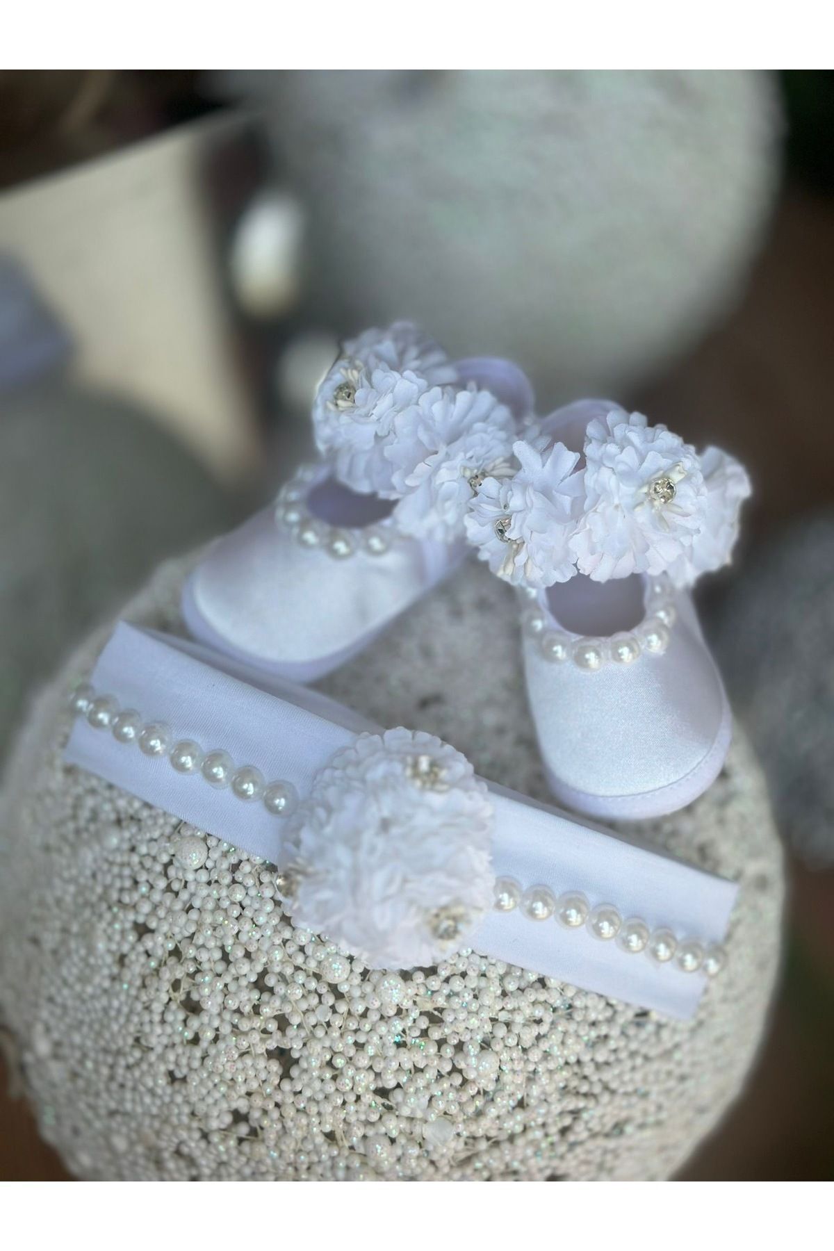 QUEEN AKSESUAR Lüks tasarım 4 lü anne bebek yeni doğan lohusa set taç terlik bandana ayakkabı incili taşlı çiçekli fotoğrafı 4 (önizleme)