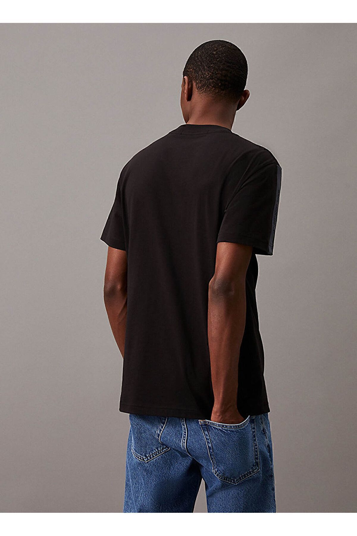 تی شرت مشکی مردانه یقه دوچرخه شلوار جین مسطح سیاه J30J325653BEH نوار آرم Tee Calvin Klein