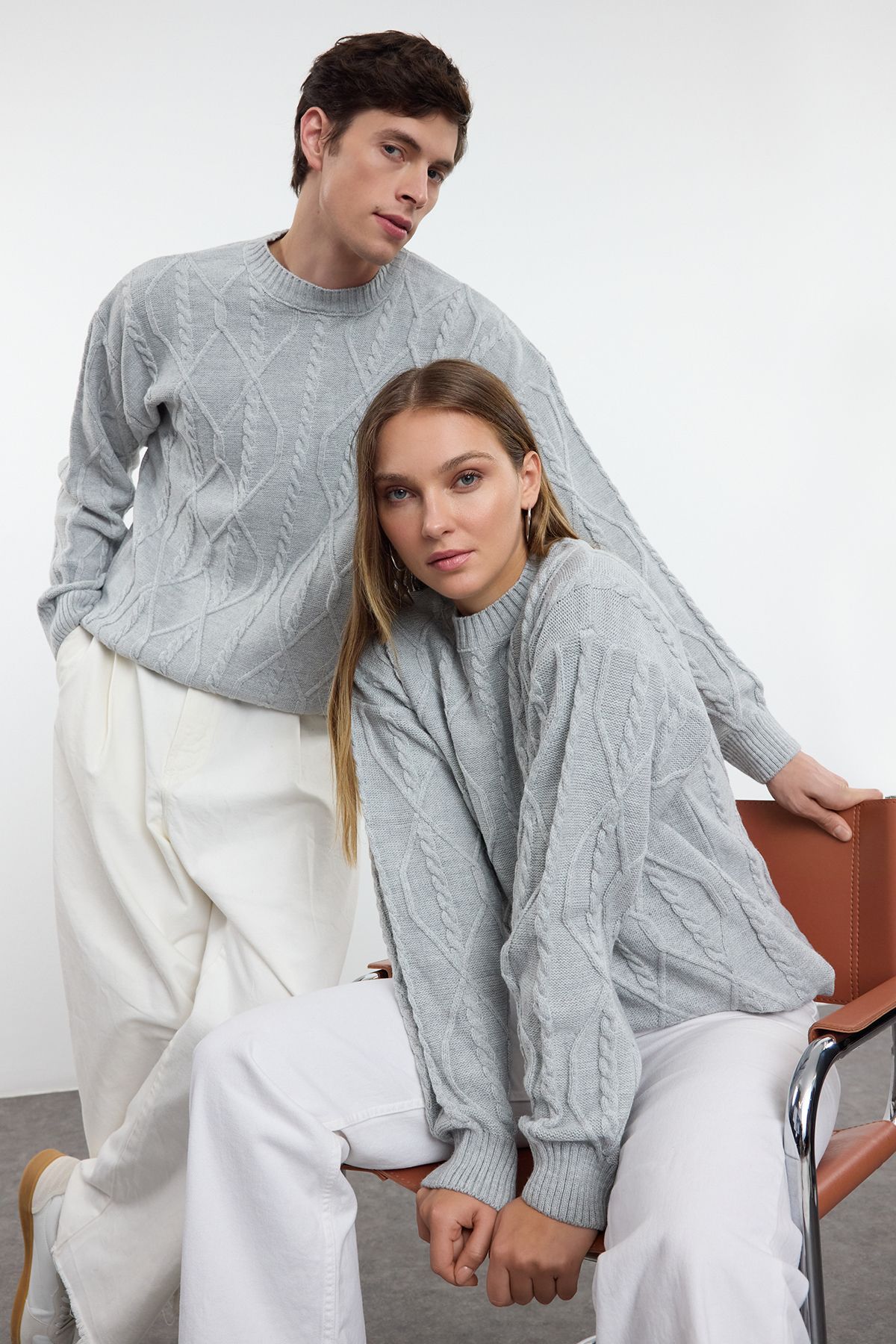 Trendyol Collection Szary Sweter Oversize Z Dzianiny – Okrągły Dekolt, Detale Włosia Unisex - M