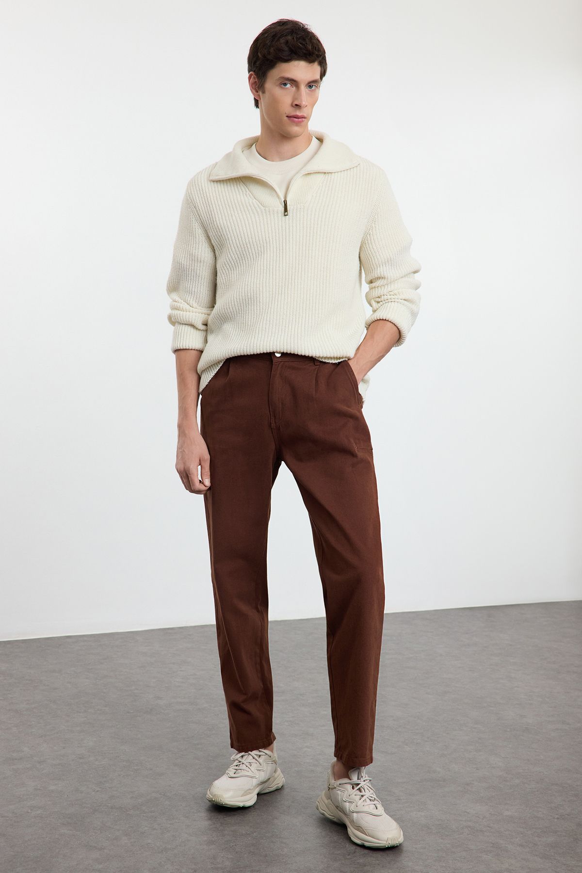 Trendyol Collection-Καφέ παντελόνι Gabardine - 100% βαμβάκι, πλισέ και τσέπες Cargo TMNAW25PL00006 4