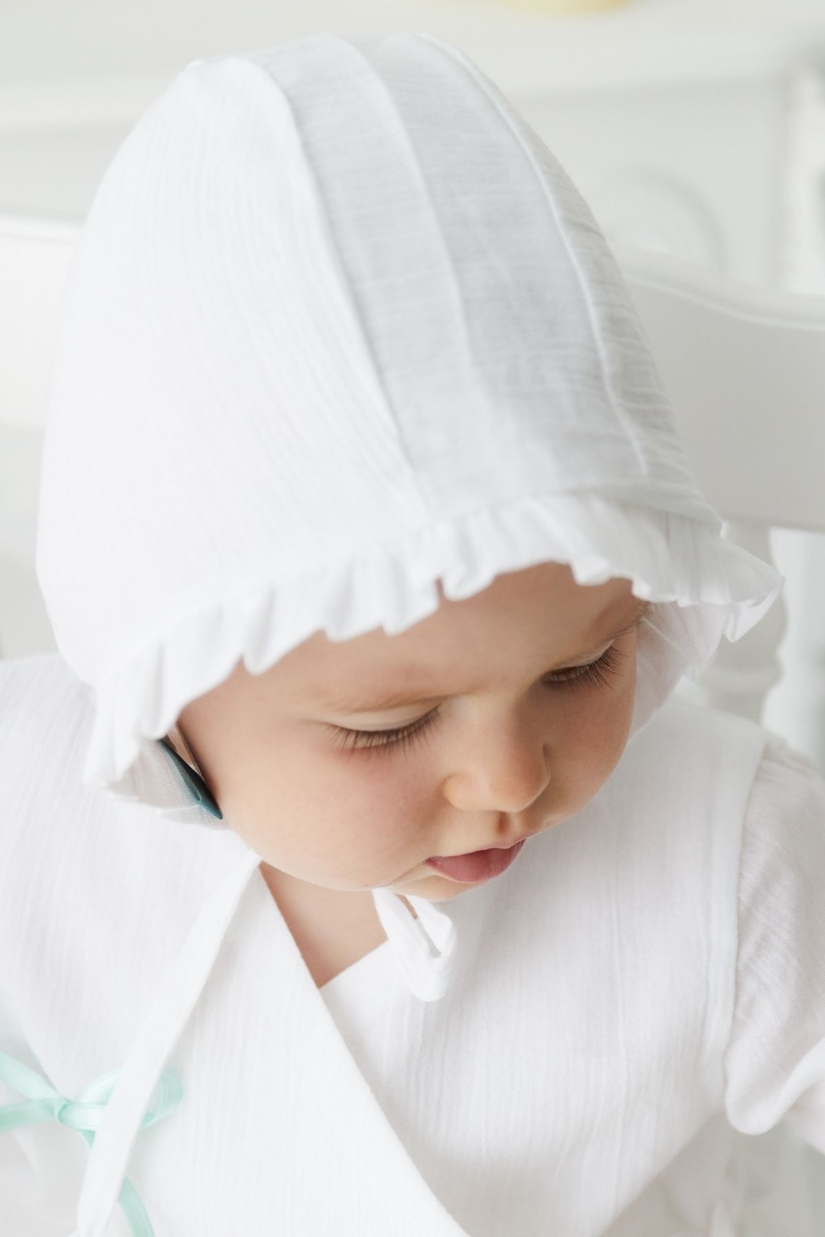 BeyzBaby Şile Bezi Bebek Beyaz Bonnet Fırfırlı Müslin Şapka fotoğrafı 4 (önizleme)