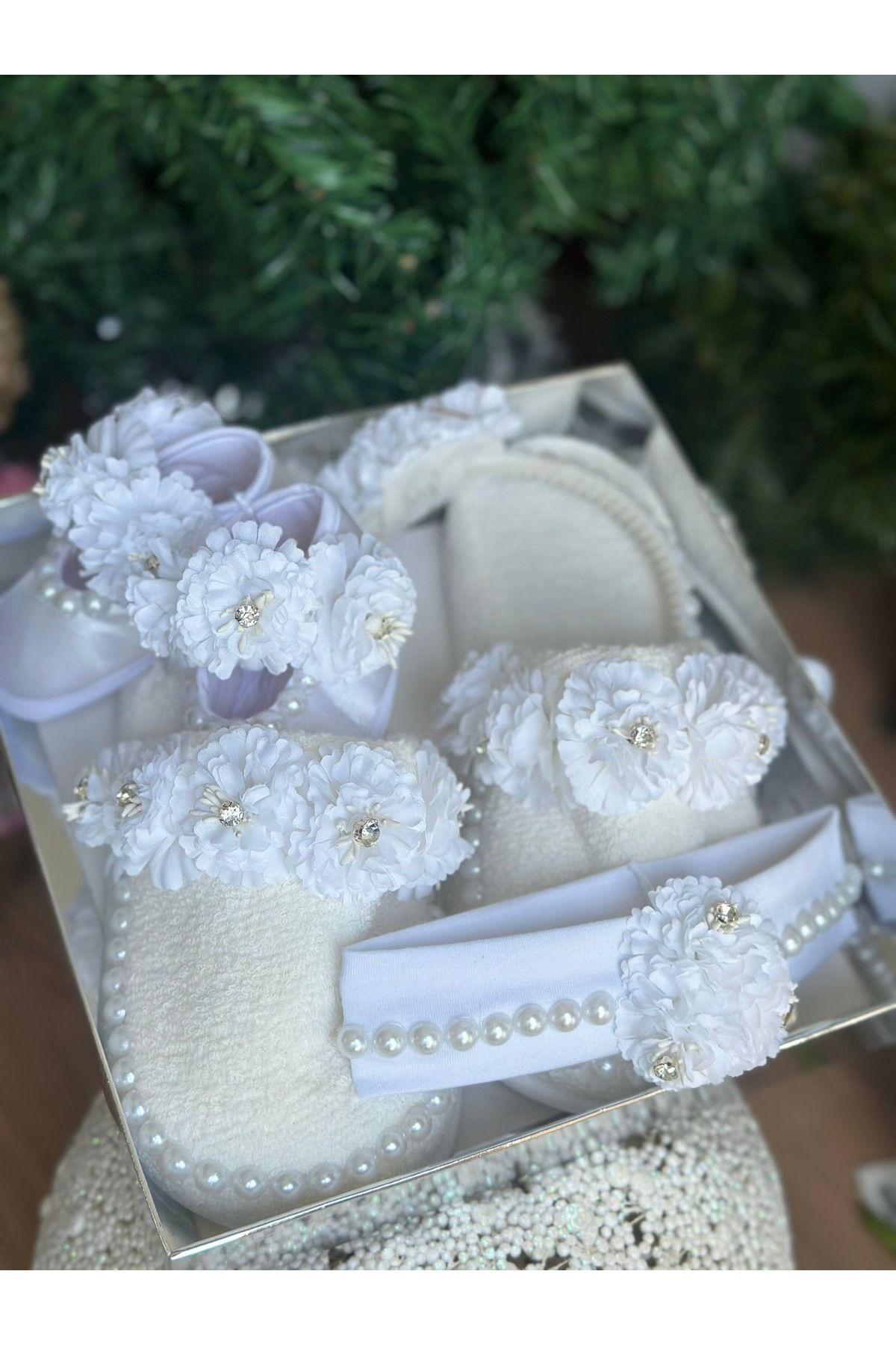 QUEEN AKSESUAR Lüks tasarım 4 lü anne bebek yeni doğan lohusa set taç terlik bandana ayakkabı incili taşlı çiçekli fotoğrafı 2 (önizleme)