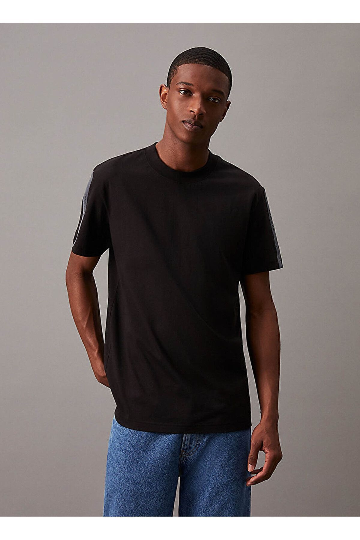 تی شرت مشکی مردانه یقه دوچرخه شلوار جین مسطح سیاه J30J325653BEH نوار آرم Tee Calvin Klein