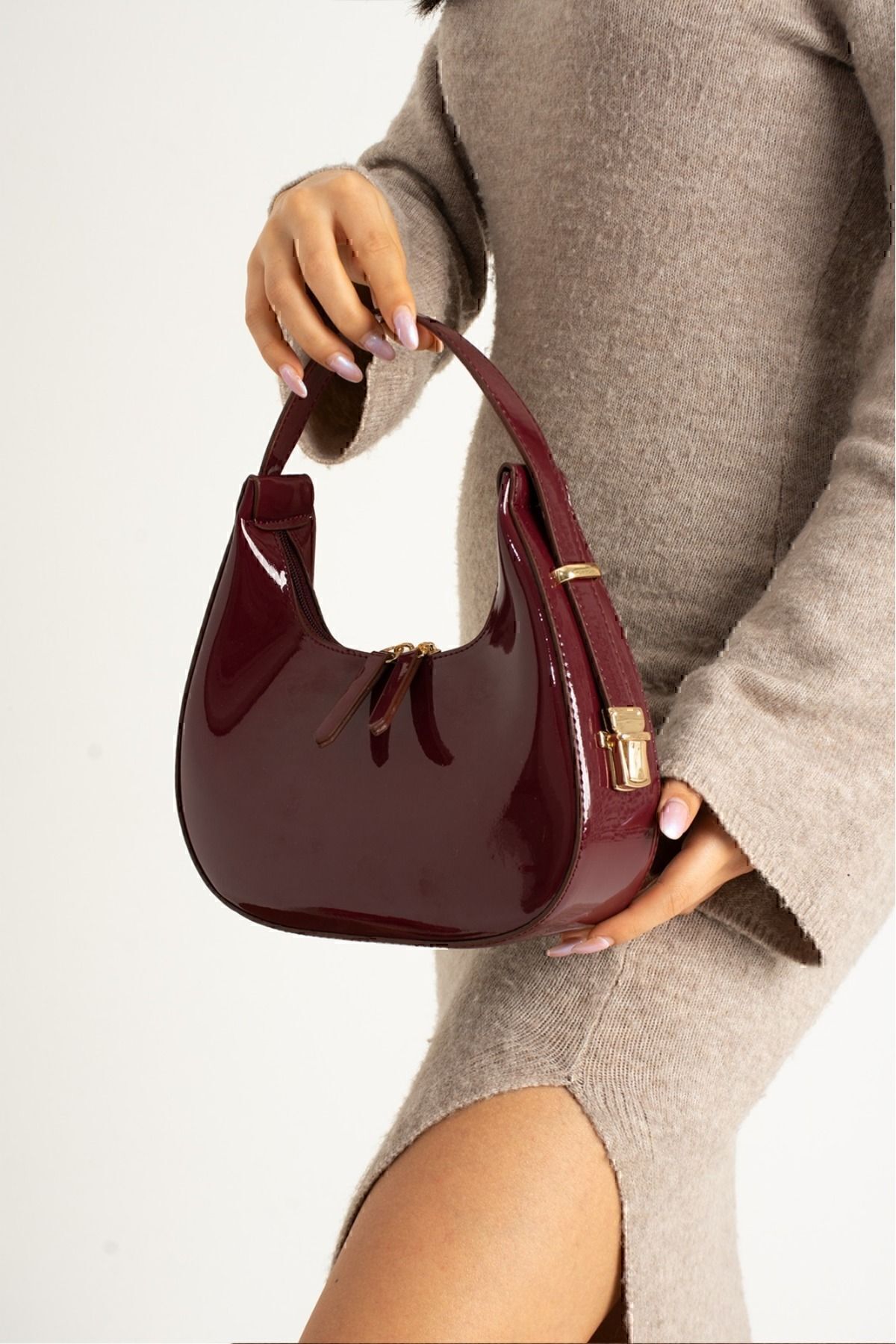 baguette en cuir verni de femme sac à cerises fermeture à glissière bracelet détaillé sac à bras