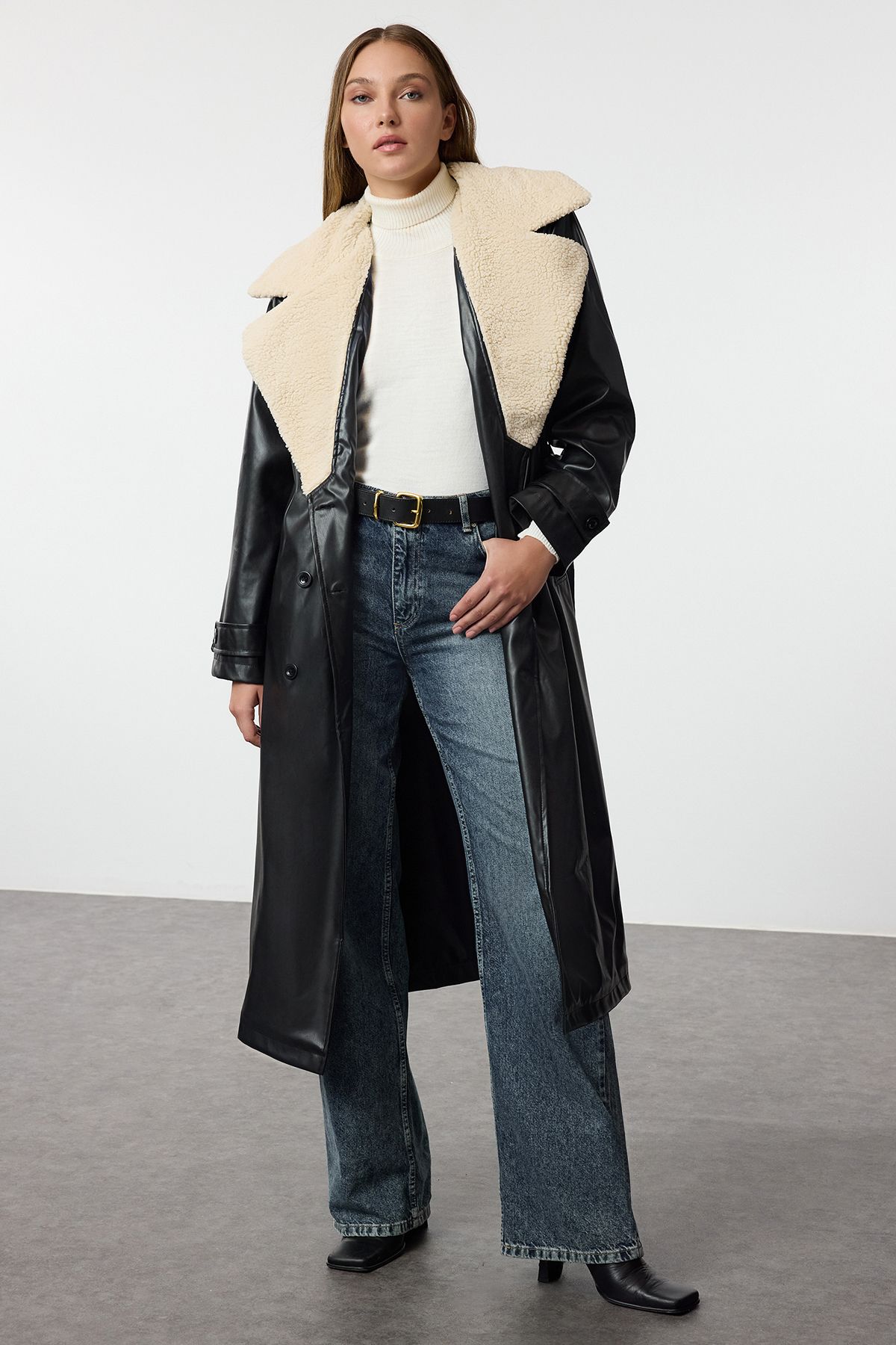 Trendyol Collection Pluszowy Kołnierz Oversize'owy Płaszcz Ze Sztucznej Skóry - Twoaw25tr00026 Kobieta - 34