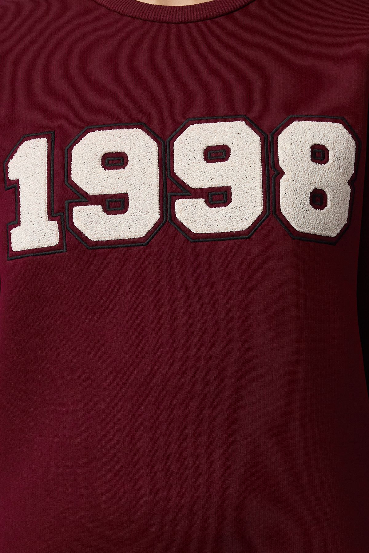 Trendyol Collection-Burgunderrotes Fleece-Sweatshirt mit besticktem Slogan – regulärer Schnitt, Twoaw25sw00012 4