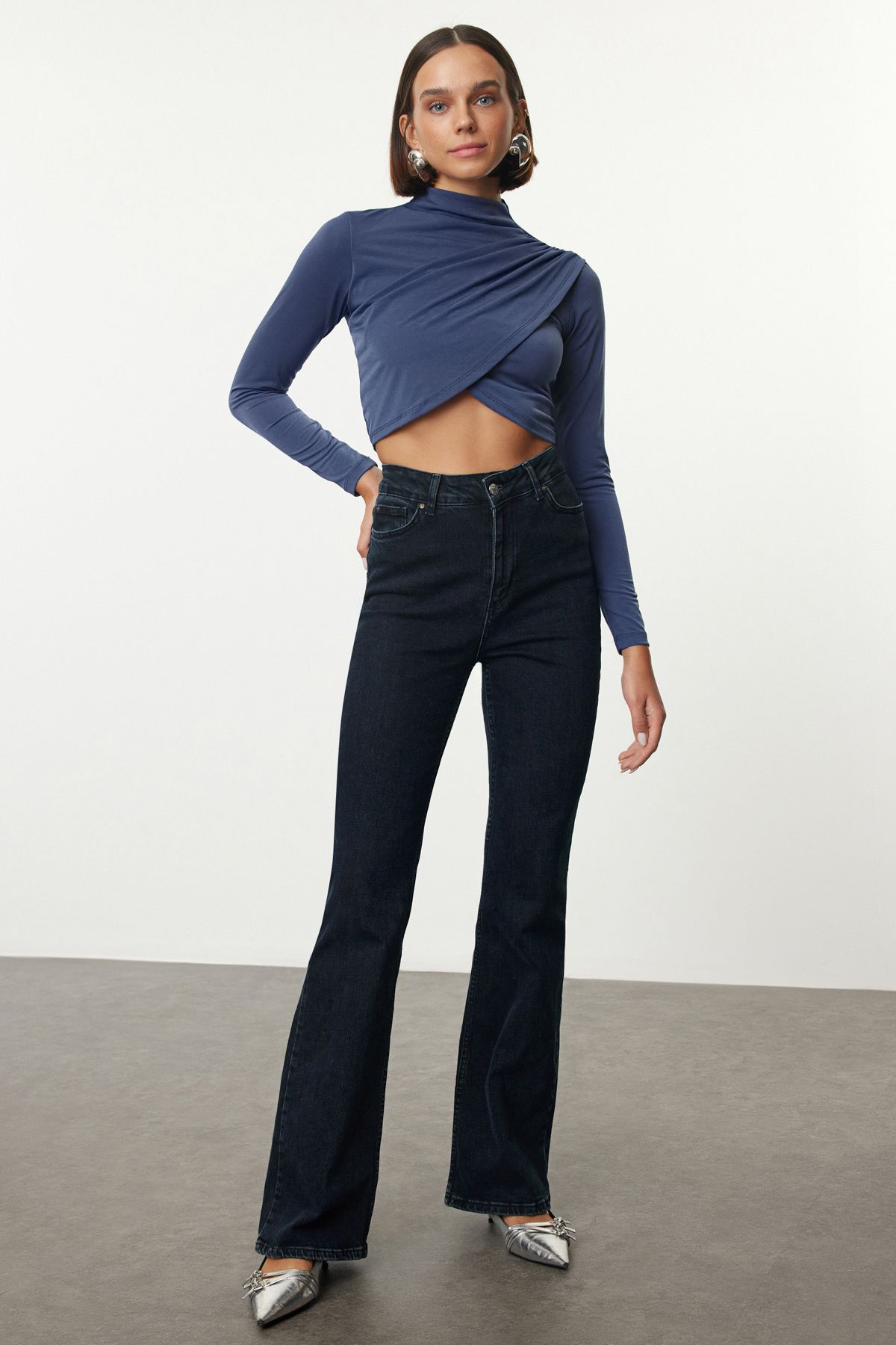 Trendyol Collection Bluzka Z Krótkim Rękawem I Stójką W Kolorze Indygo - Twoaw24bz00164 Kobieta - XL