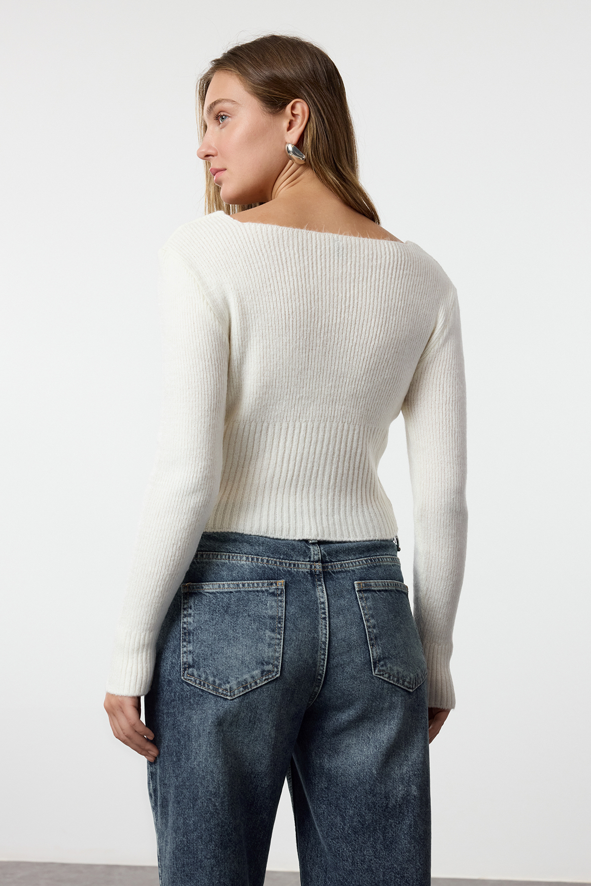 Trendyolmilla  Ekru Crop Kare Yaka Triko Yumuşak Dokulu Fitted/Vücudu Saran Hırka TWOAW25HI00178 - Görsel 5